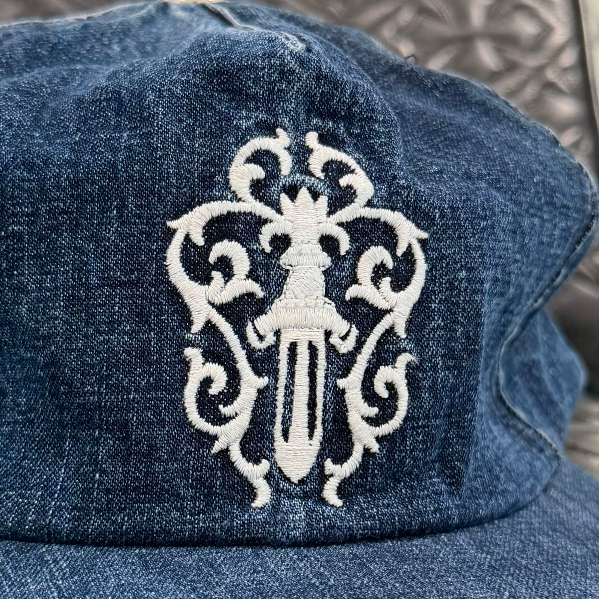 CHROME HEARTS 2024SS Vine Dagger Embroidery Denim Trucker Cap Size ONE SIZE (53-60) クロムハーツ ヴァインダガー 刺繍 デニム トラッカーキャップ サイズONE SIZE (53-60)