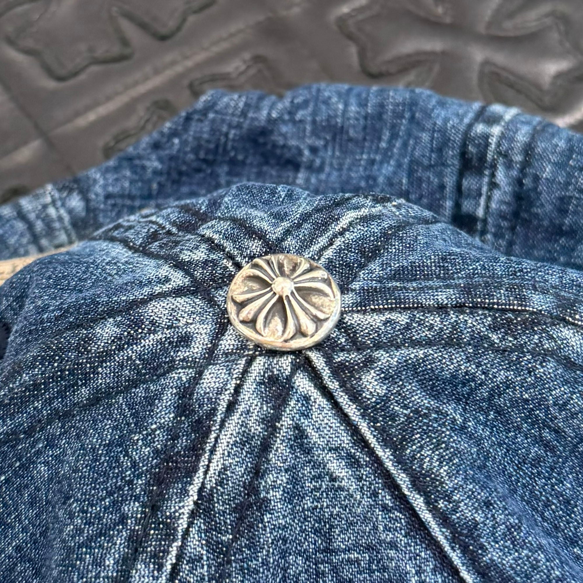 CHROME HEARTS 2024SS Vine Dagger Embroidery Denim Trucker Cap Size ONE SIZE (53-60) クロムハーツ ヴァインダガー 刺繍 デニム トラッカーキャップ サイズONE SIZE (53-60)