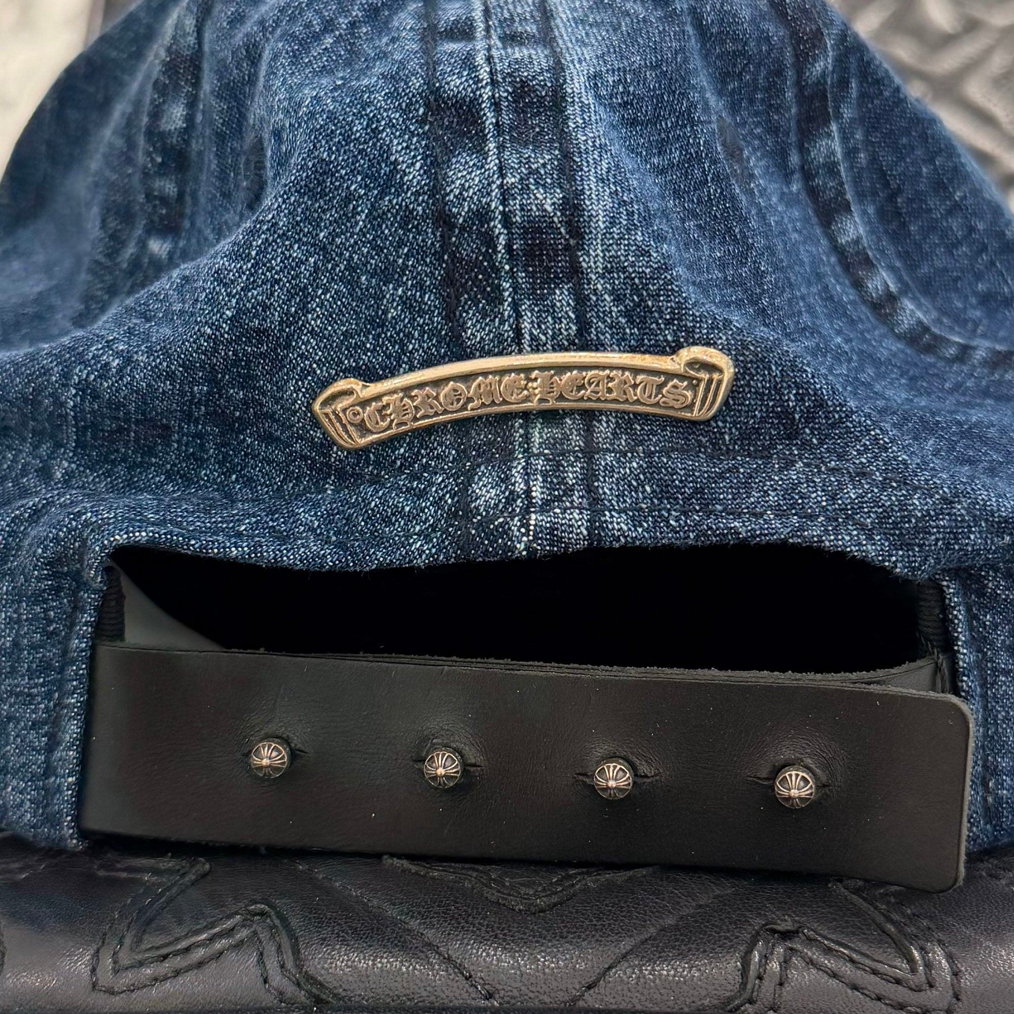 CHROME HEARTS 2024SS Vine Dagger Embroidery Denim Trucker Cap Size ONE SIZE (53-60) クロムハーツ ヴァインダガー 刺繍 デニム トラッカーキャップ サイズONE SIZE (53-60)