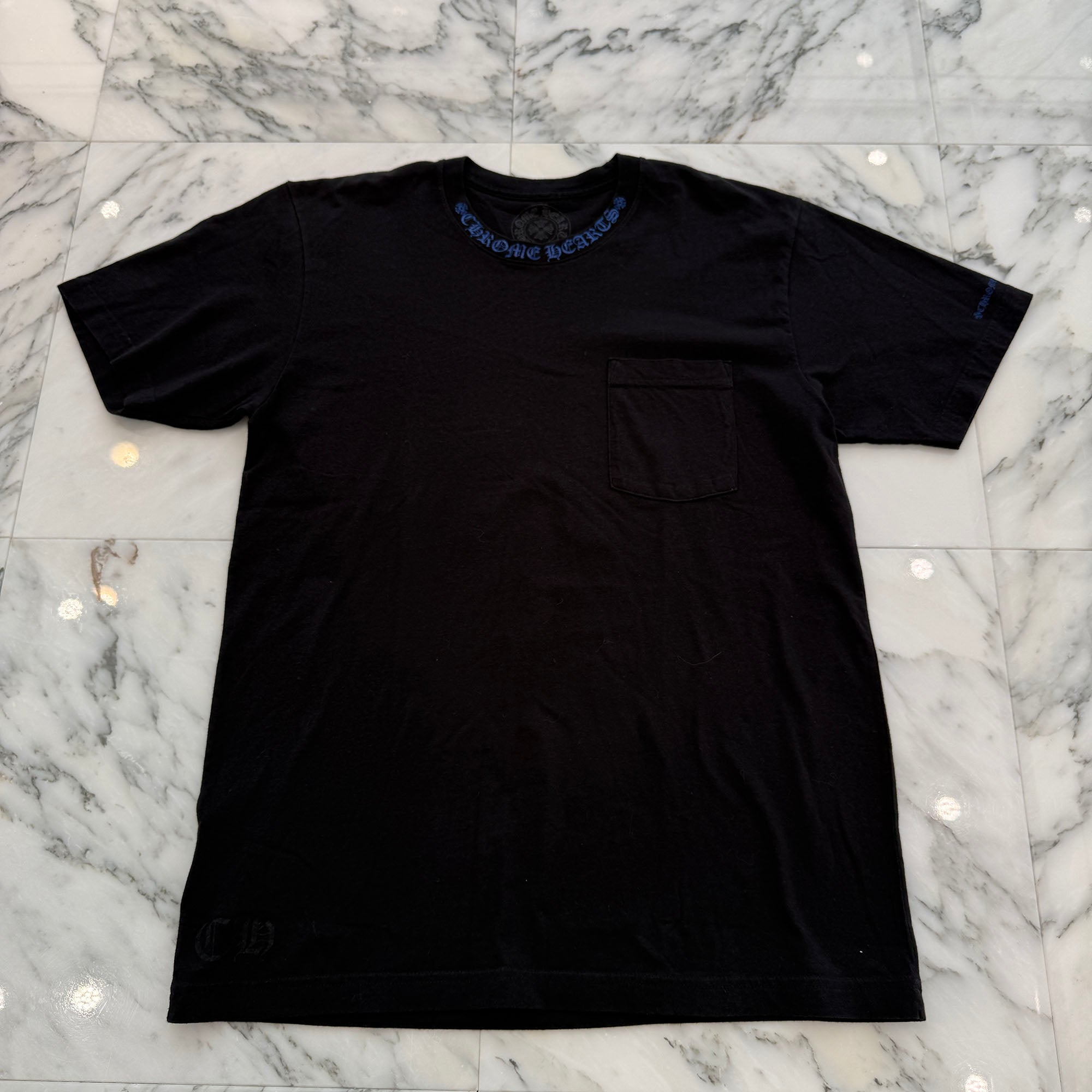 CHROME HEARTS 2025SS Old English Neck Logo Neon Blue Tee Size M クロムハーツ オールドイングリッシュ ネックロゴ ネオンブルー Tシャツ サイズM