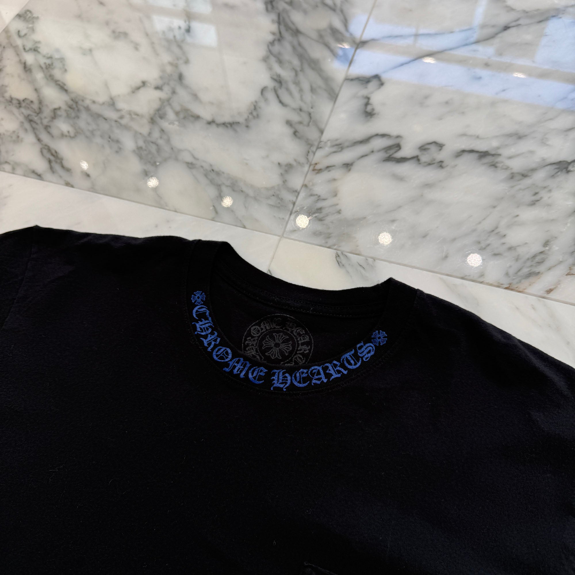 CHROME HEARTS 2025SS Old English Neck Logo Neon Blue Tee Size M クロムハーツ オールドイングリッシュ ネックロゴ ネオンブルー Tシャツ サイズM