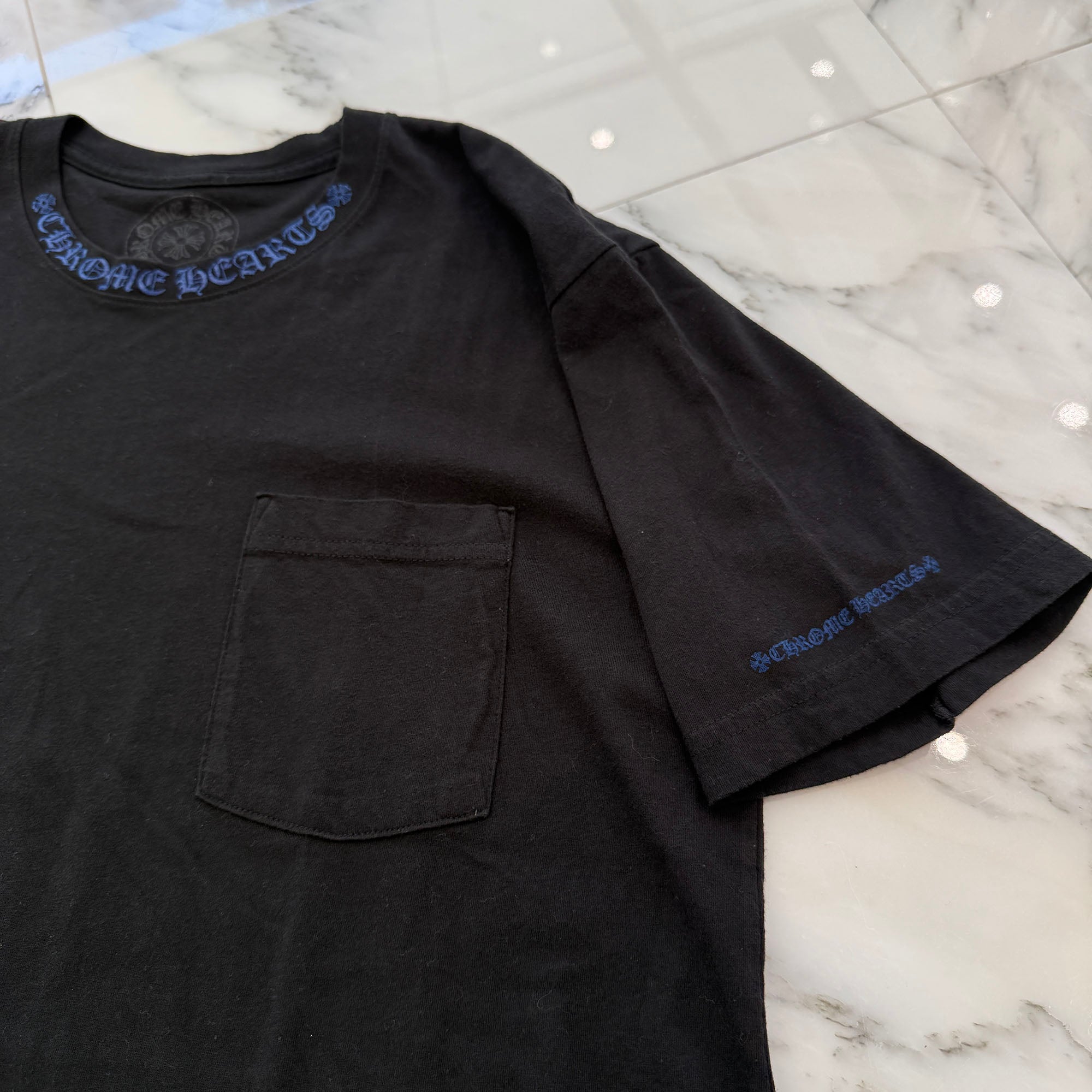 CHROME HEARTS 2025SS Old English Neck Logo Neon Blue Tee Size M クロムハーツ オールドイングリッシュ ネックロゴ ネオンブルー Tシャツ サイズM