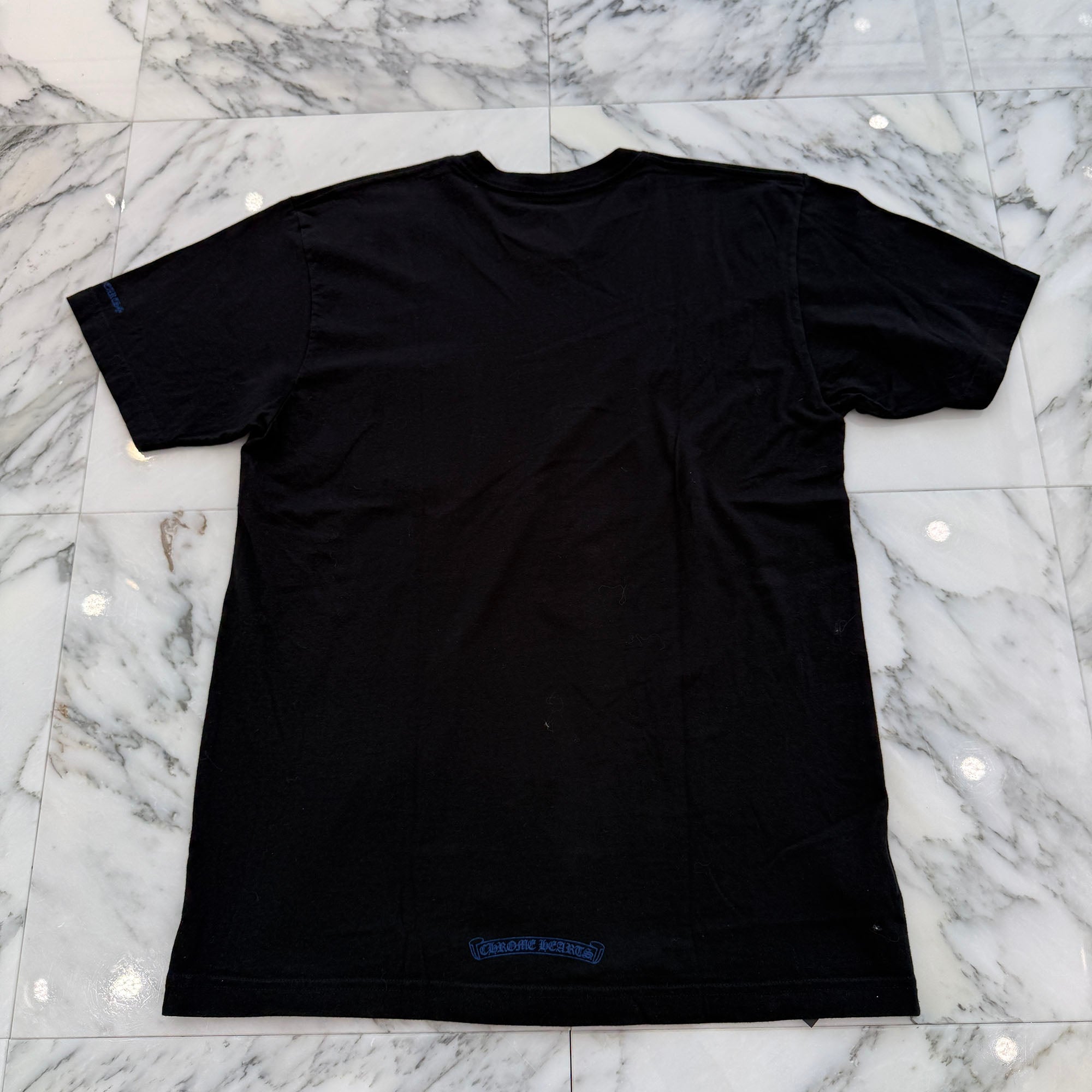 CHROME HEARTS 2025SS Old English Neck Logo Neon Blue Tee Size M クロムハーツ オールドイングリッシュ ネックロゴ ネオンブルー Tシャツ サイズM