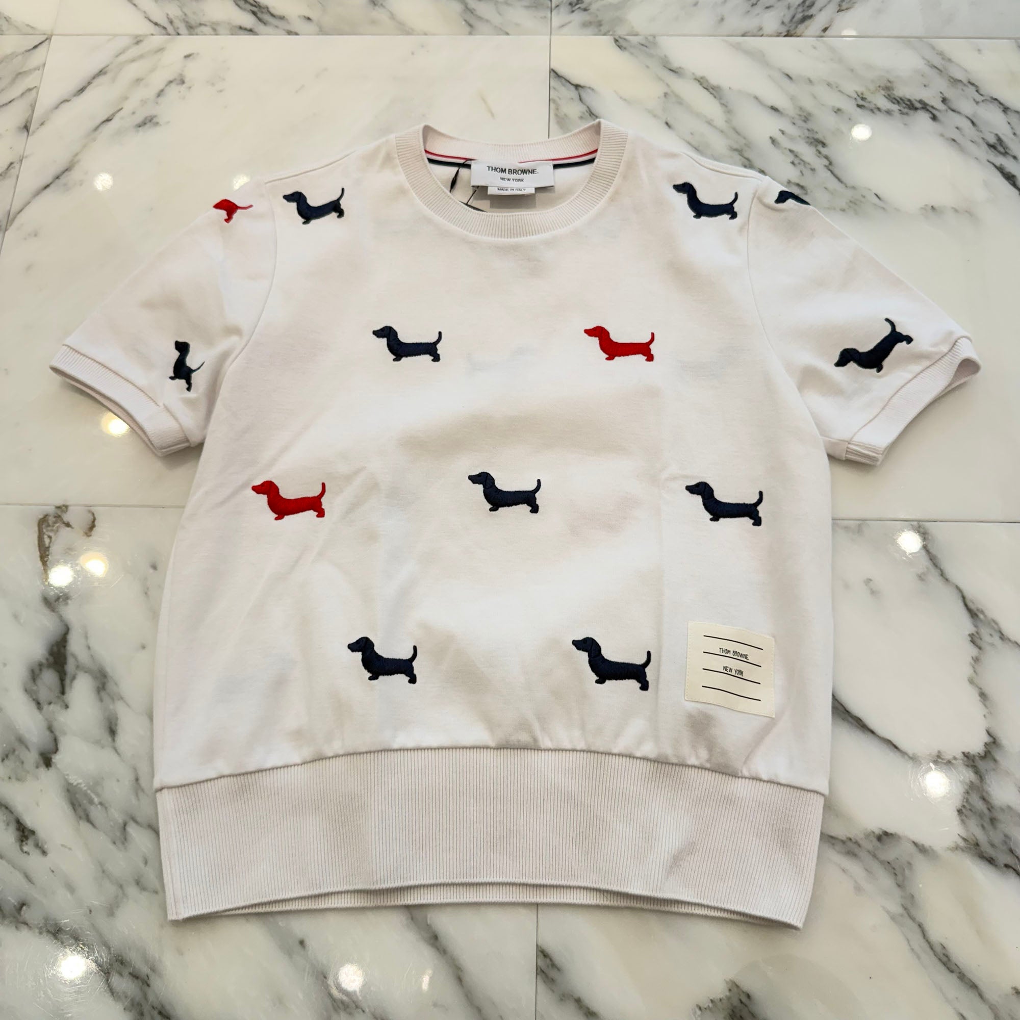 THOM BROWNE 2025SS Hector Dog Logo Embroidery Short Sleeve Tee FJS206E-J0055-100 Size 40 トムブラウン ヘクター・ドッグ ロゴ刺繡 ショートスリーブTシャツ サイズ40