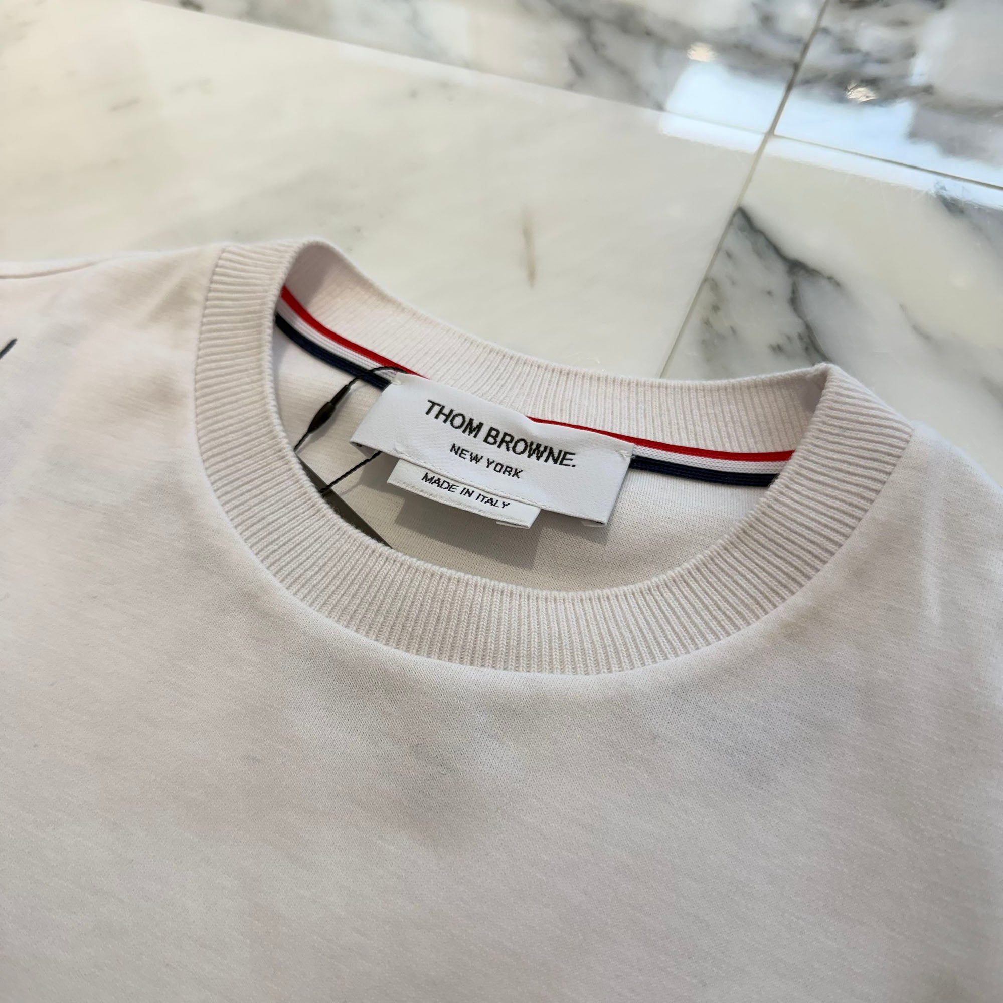 THOM BROWNE 2025SS Hector Dog Logo Embroidery Short Sleeve Tee FJS206E-J0055-100 Size 40 トムブラウン ヘクター・ドッグ ロゴ刺繡 ショートスリーブTシャツ サイズ40
