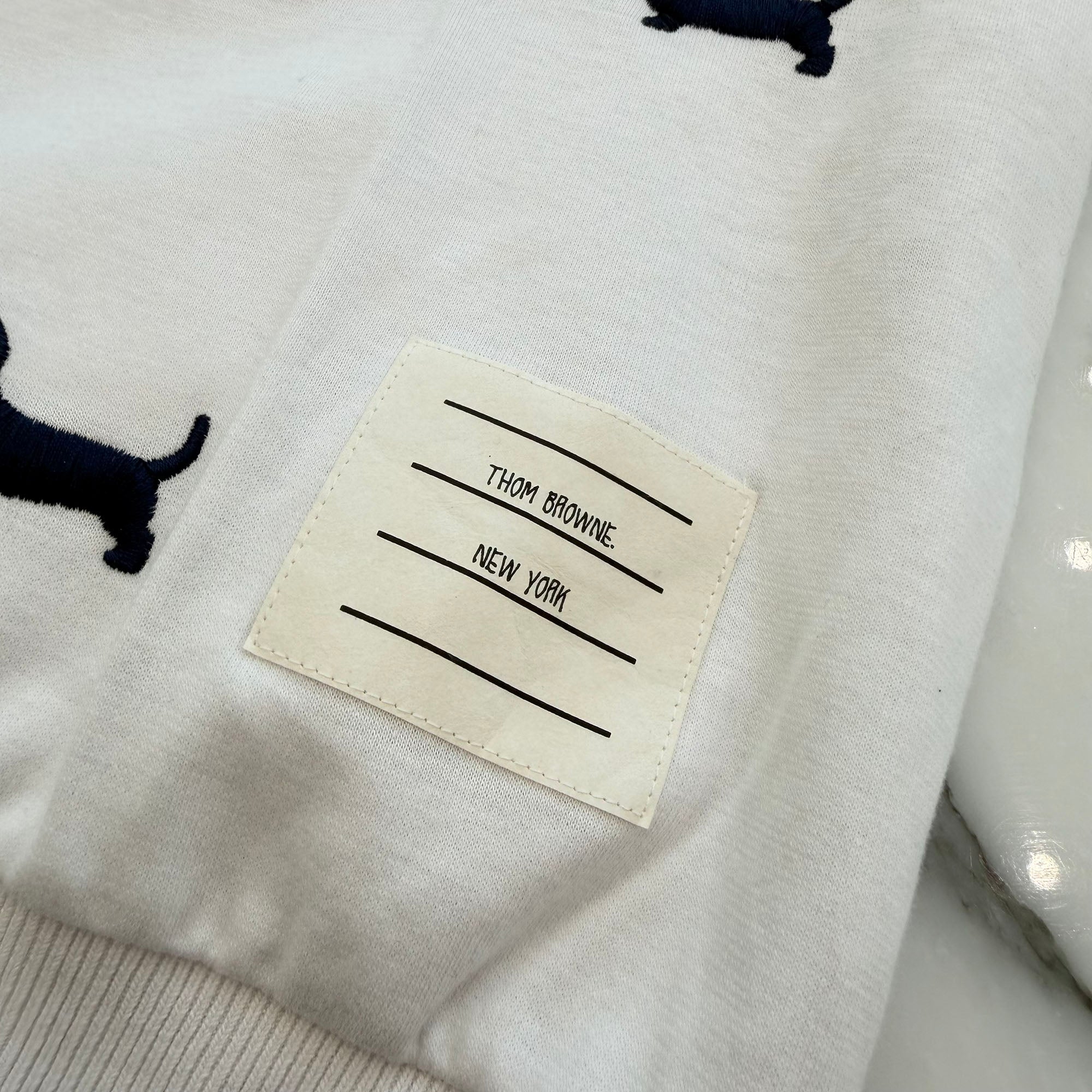 THOM BROWNE 2025SS Hector Dog Logo Embroidery Short Sleeve Tee FJS206E-J0055-100 Size 40 トムブラウン ヘクター・ドッグ ロゴ刺繡 ショートスリーブTシャツ サイズ40