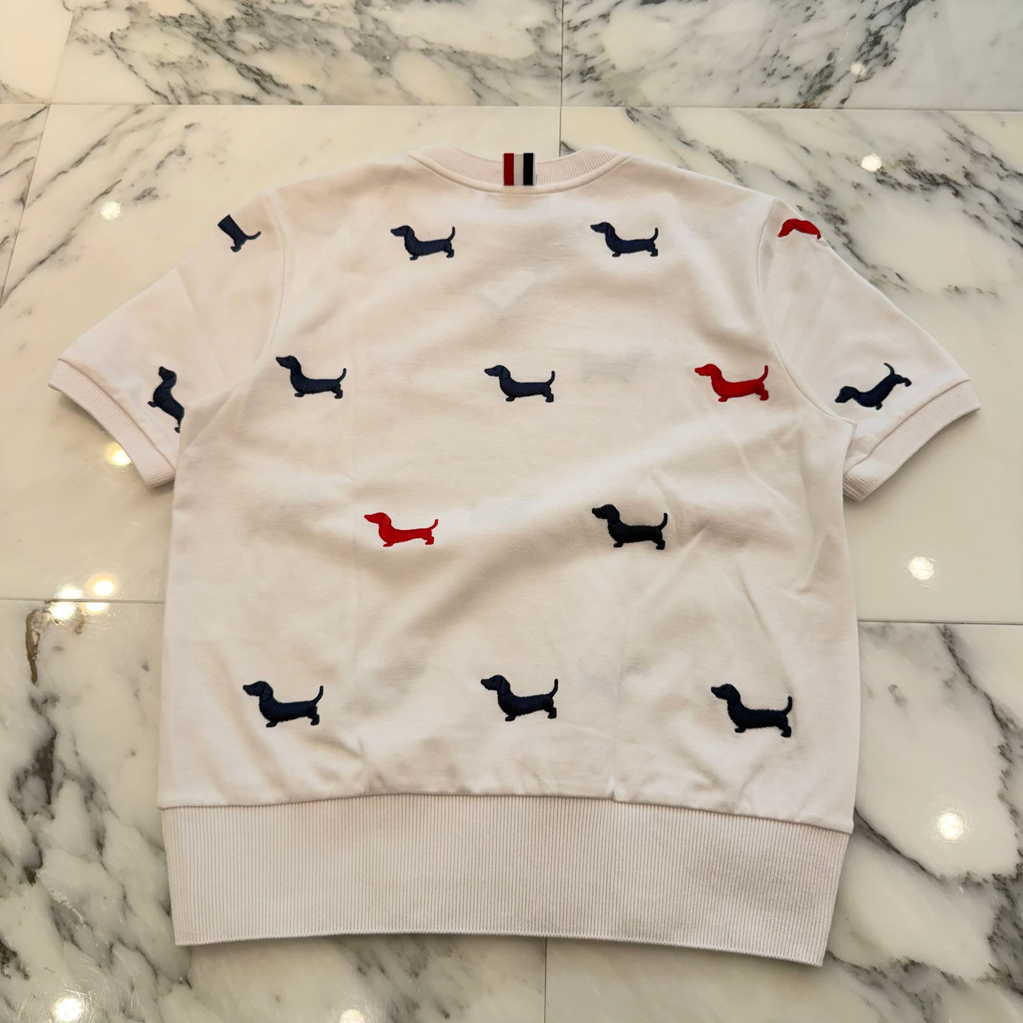 THOM BROWNE 2025SS Hector Dog Logo Embroidery Short Sleeve Tee FJS206E-J0055-100 Size 40 トムブラウン ヘクター・ドッグ ロゴ刺繡 ショートスリーブTシャツ サイズ40