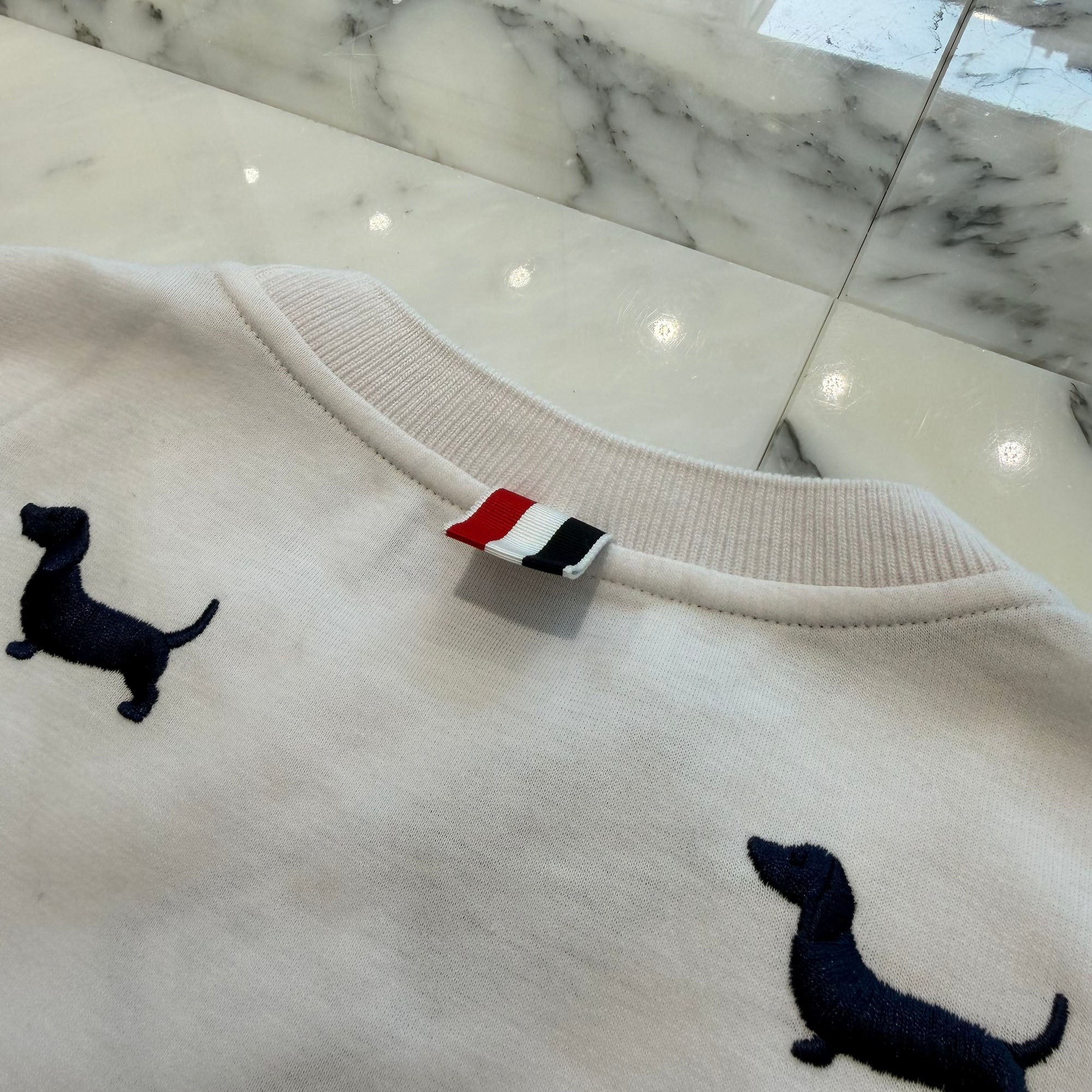 THOM BROWNE 2025SS Hector Dog Logo Embroidery Short Sleeve Tee FJS206E-J0055-100 Size 40 トムブラウン ヘクター・ドッグ ロゴ刺繡 ショートスリーブTシャツ サイズ40
