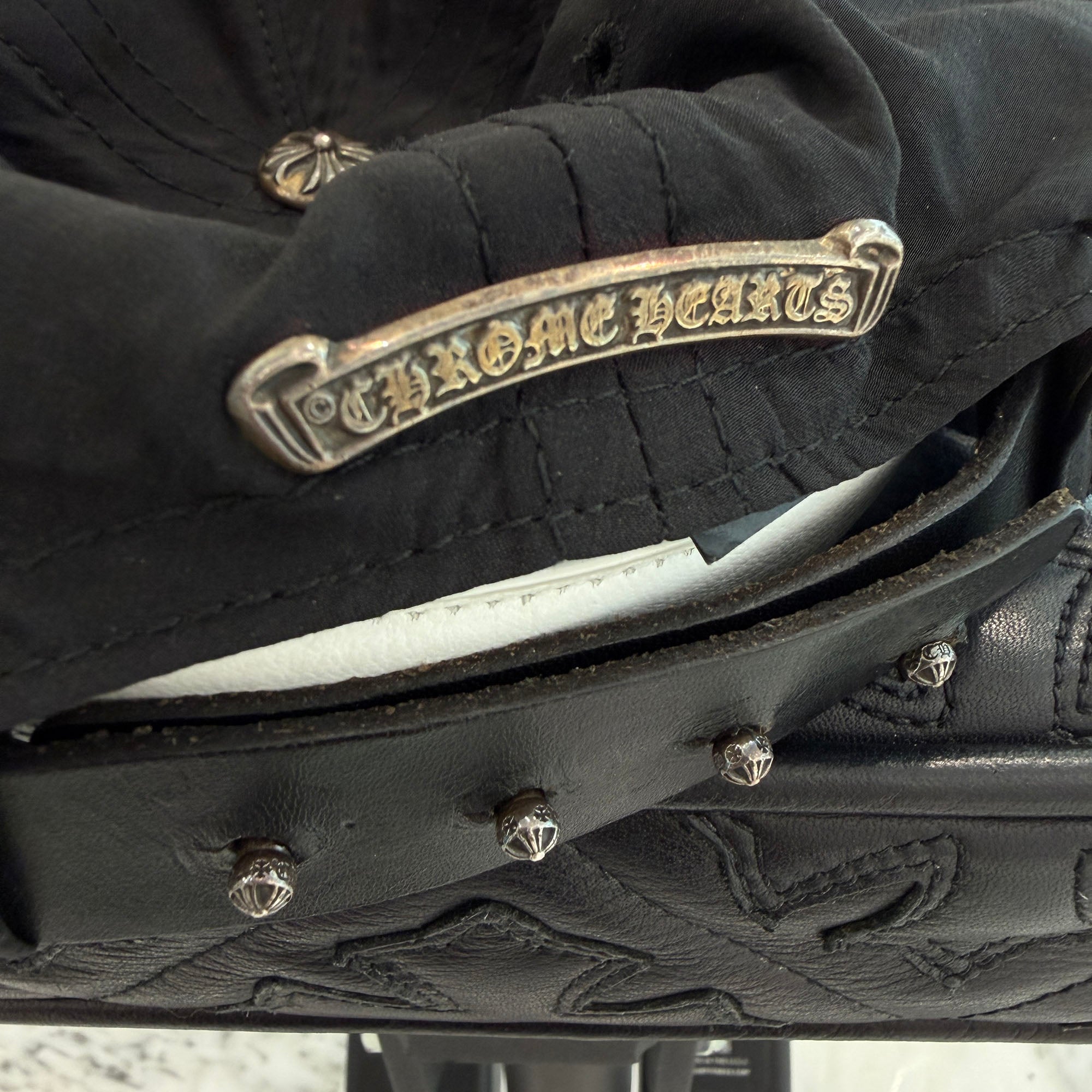 CHROME HEARTS × Bella Hadid Initial Embroidery Silk Trucker Cap Size ONE SIZE (53-60) クロムハーツ × ベラハディッド イニシャル刺繍 シルク トラッカーキャップ サイズONE SIZE (53-60)
