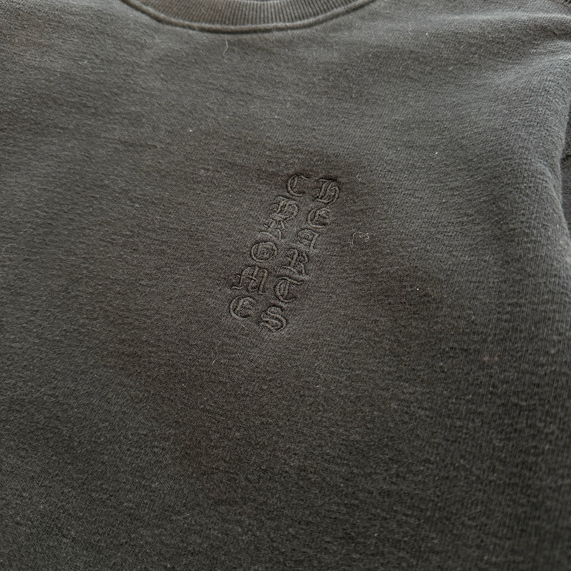 CHROME HEARTS Y NOT Vertical Logo Leather Cross Patch Crew Neck Sweatshirt Size L クロムハーツ ワイノット ヴァーティカルロゴ レザークロスパッチ クルーネック スウェットシャツ サイズL