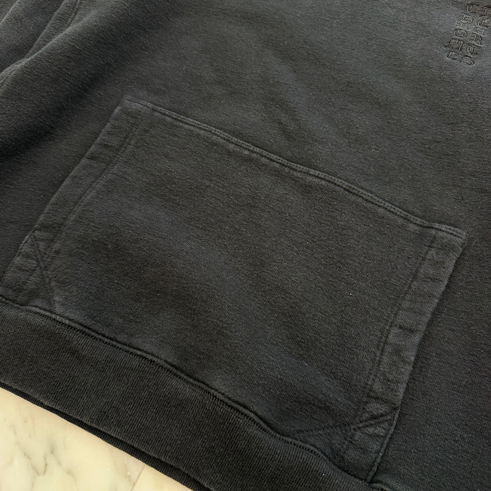 CHROME HEARTS Y NOT Vertical Logo Leather Cross Patch Crew Neck Sweatshirt Size L クロムハーツ ワイノット ヴァーティカルロゴ レザークロスパッチ クルーネック スウェットシャツ サイズL