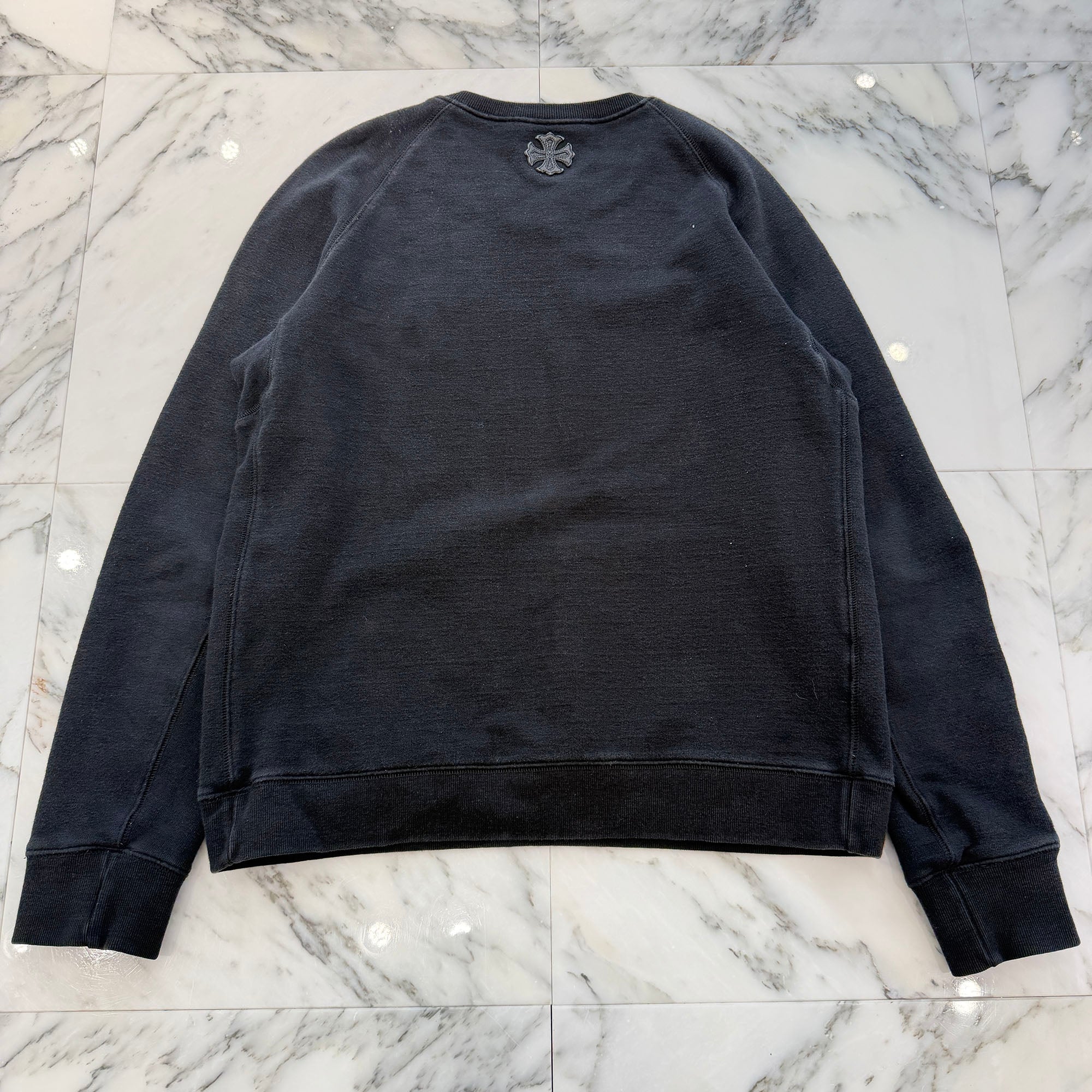 CHROME HEARTS Y NOT Vertical Logo Leather Cross Patch Crew Neck Sweatshirt Size L クロムハーツ ワイノット ヴァーティカルロゴ レザークロスパッチ クルーネック スウェットシャツ サイズL