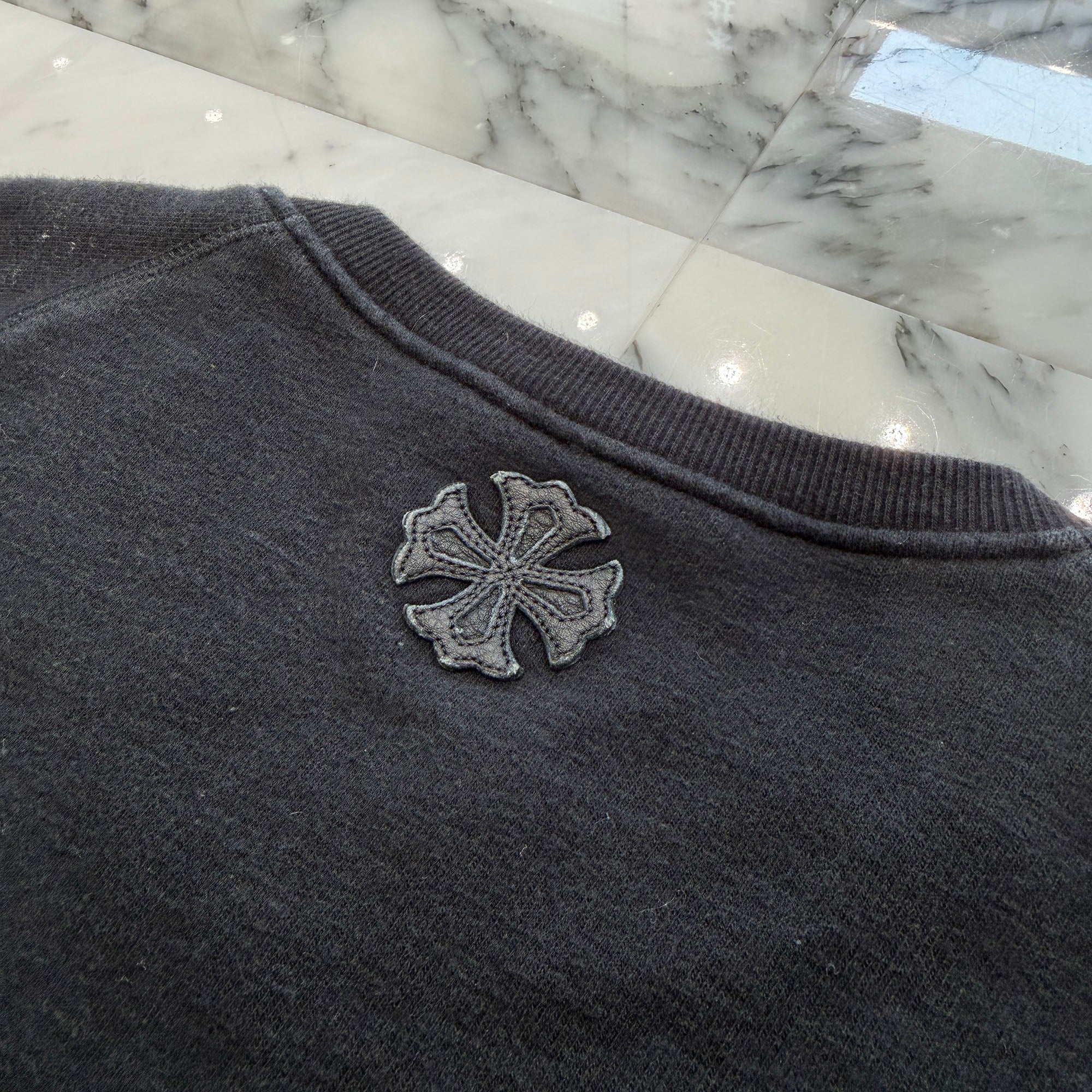 CHROME HEARTS Y NOT Vertical Logo Leather Cross Patch Crew Neck Sweatshirt Size L クロムハーツ ワイノット ヴァーティカルロゴ レザークロスパッチ クルーネック スウェットシャツ サイズL