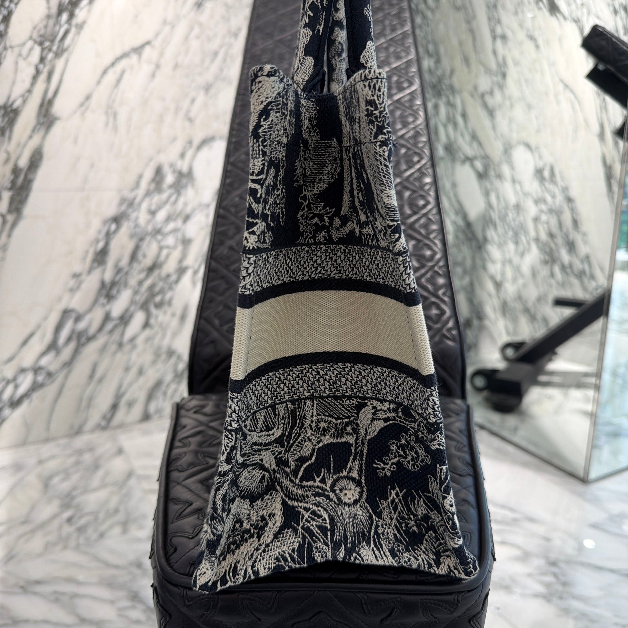 DIOR Toile de Jouy Embroidered Book Tote Bag Medium M1296ZTDT_M34I ディオール トワル ドゥ ジュイ エンブロイダリー ブックトート ミディアム
