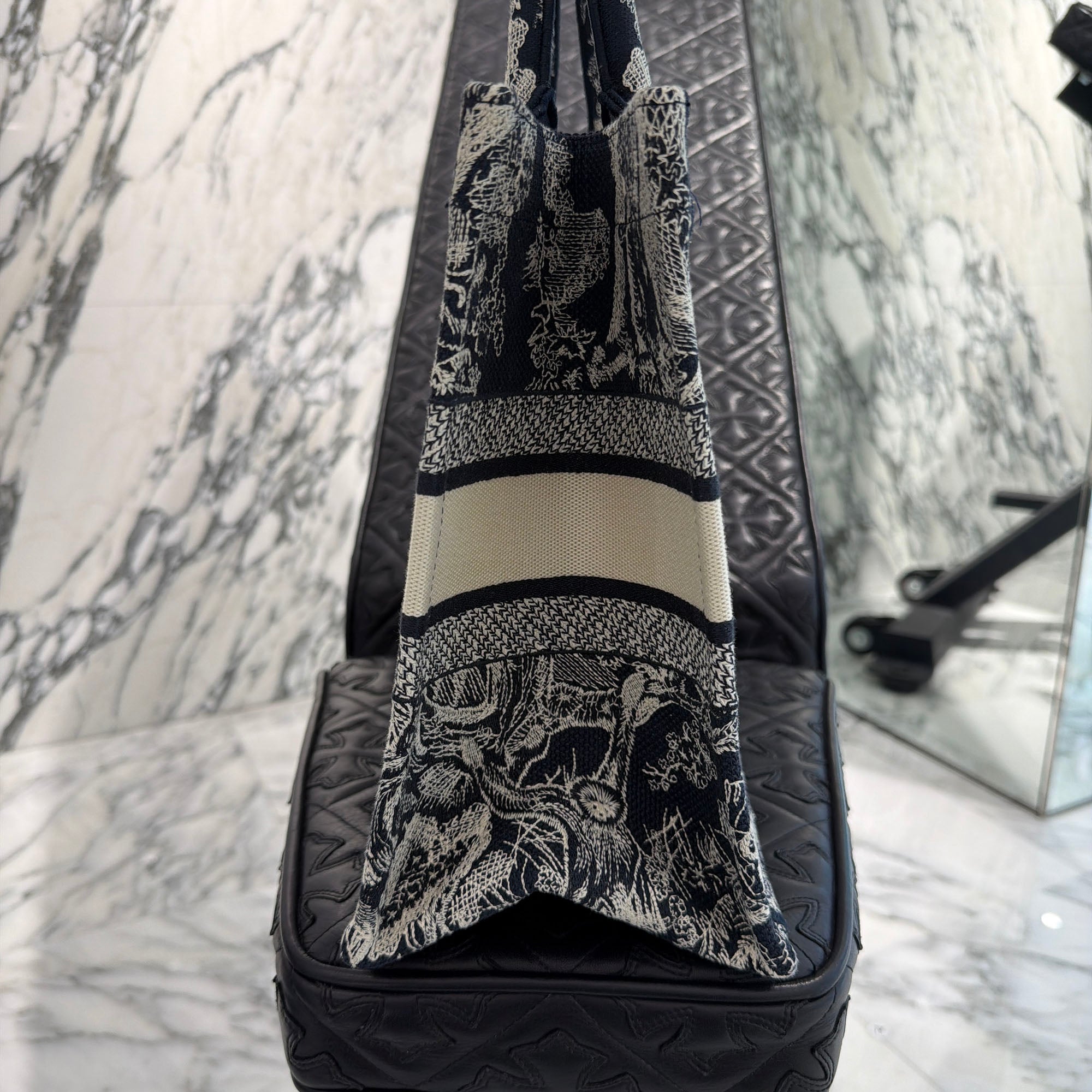 DIOR Toile de Jouy Embroidered Book Tote Bag Medium M1296ZTDT_M34I ディオール トワル ドゥ ジュイ エンブロイダリー ブックトート ミディアム