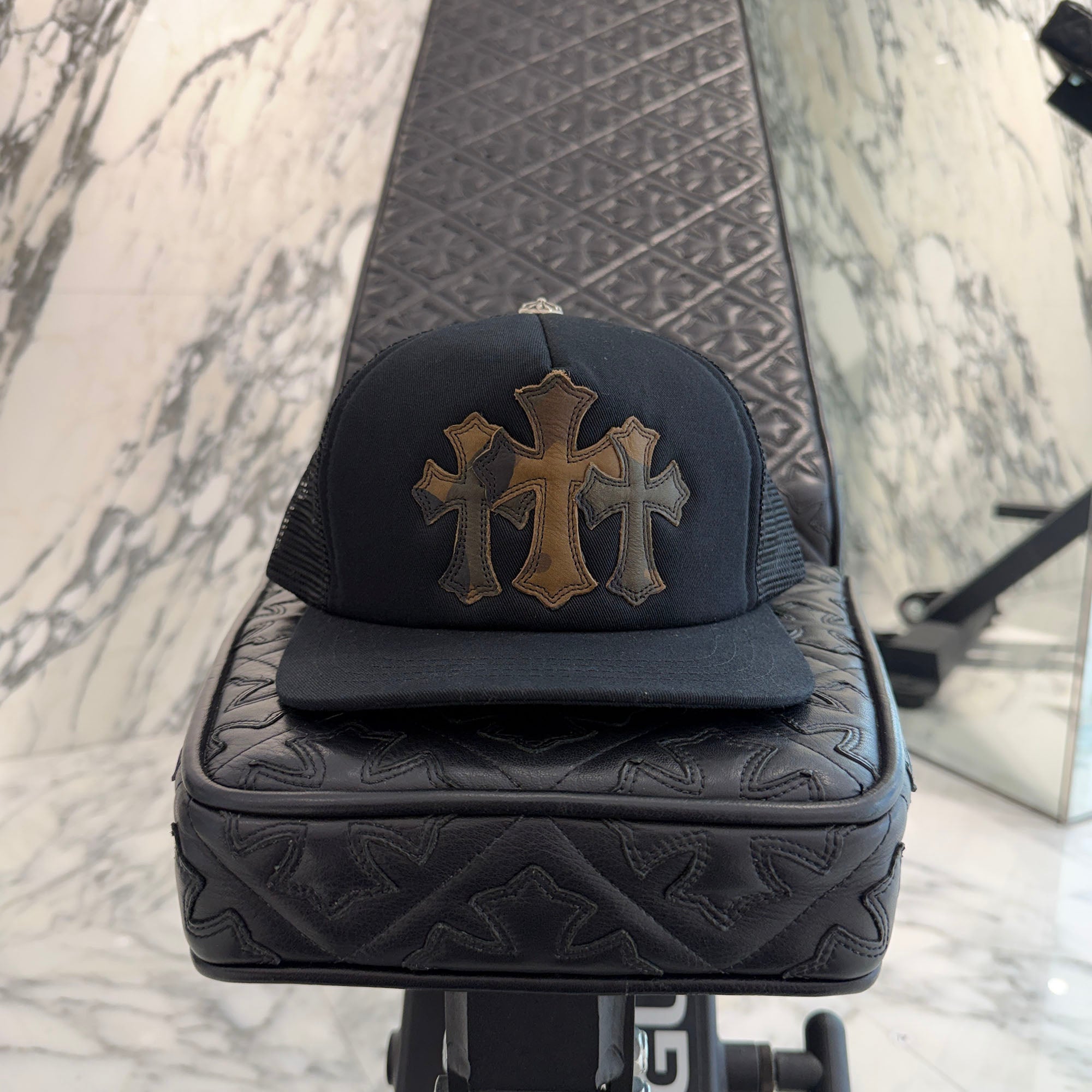 CHROME HEARTS Camo Triple Cross Leather Patch Trucker Cap ONE SIZE (51-61) クロムハーツ カモ トリプルクロス レザーパッチ トラッカーキャップ サイズONE SIZE (51-61)