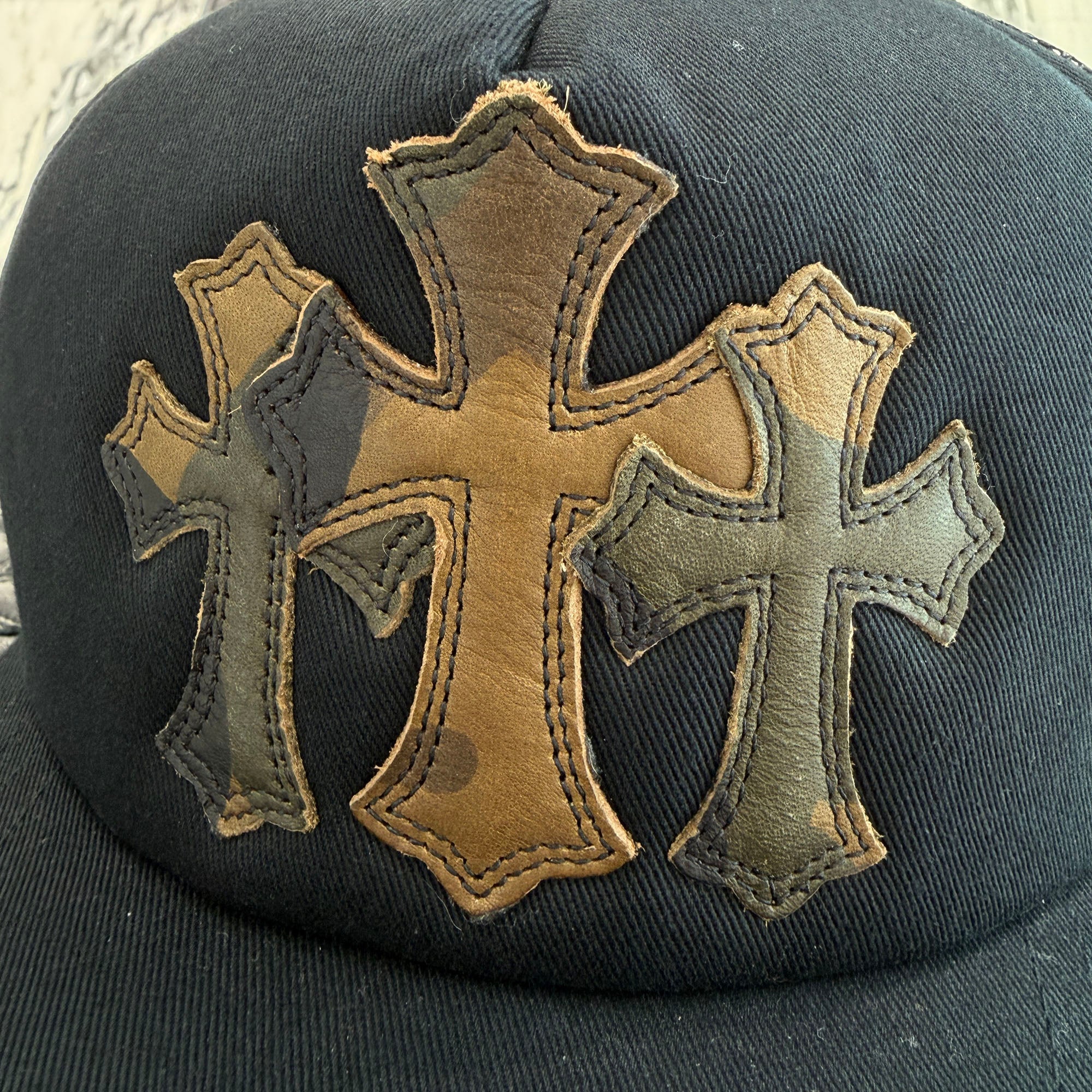 CHROME HEARTS Camo Triple Cross Leather Patch Trucker Cap ONE SIZE (51-61) クロムハーツ カモ トリプルクロス レザーパッチ トラッカーキャップ サイズONE SIZE (51-61)