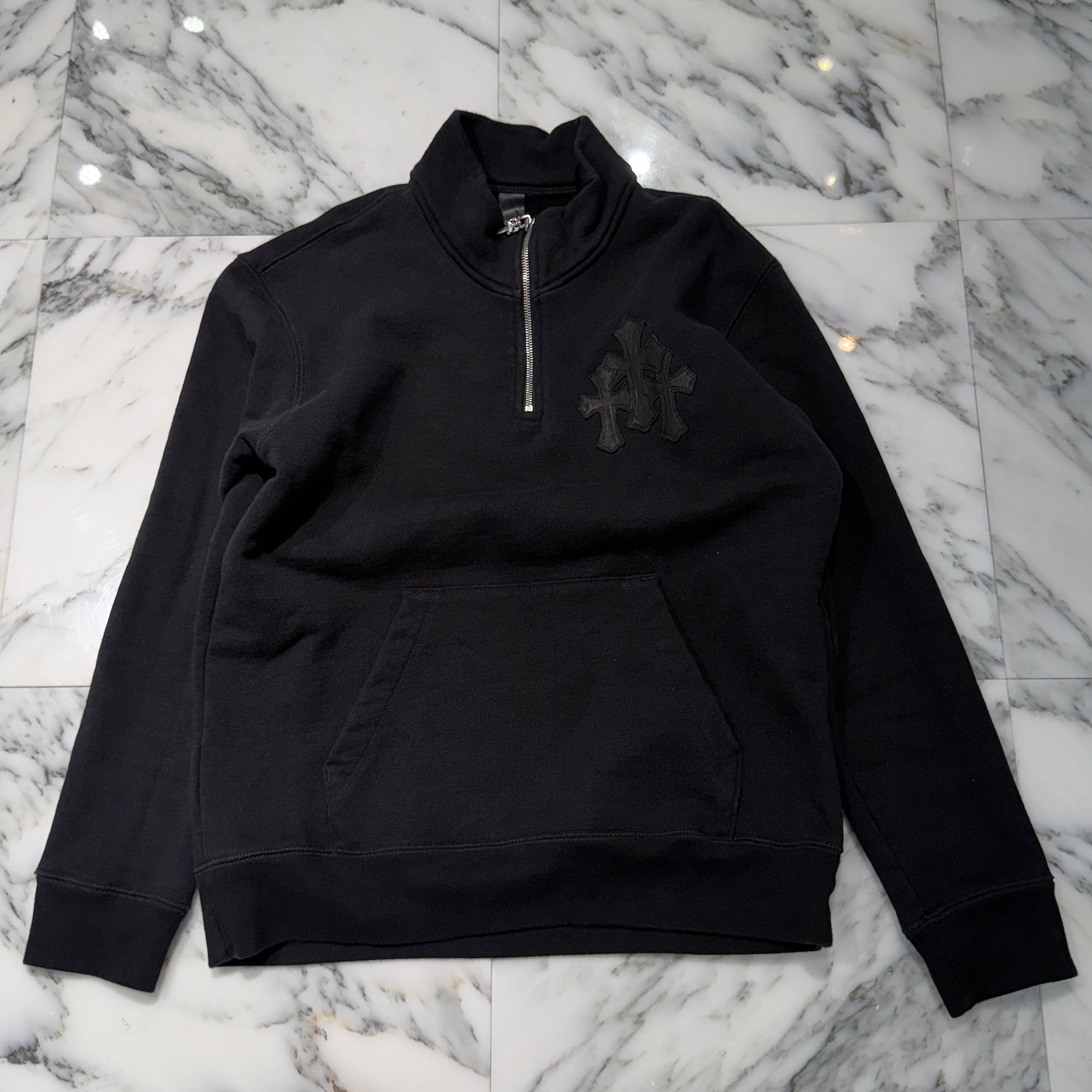 CHROME HEARTS Y NOT Cemetery Cross Leather Patch Half Zip Sweatshirt Size S クロムハーツ ワイノット セメタリークロス レザーパッチ ハーフジップ スウェットシャツ サイズS