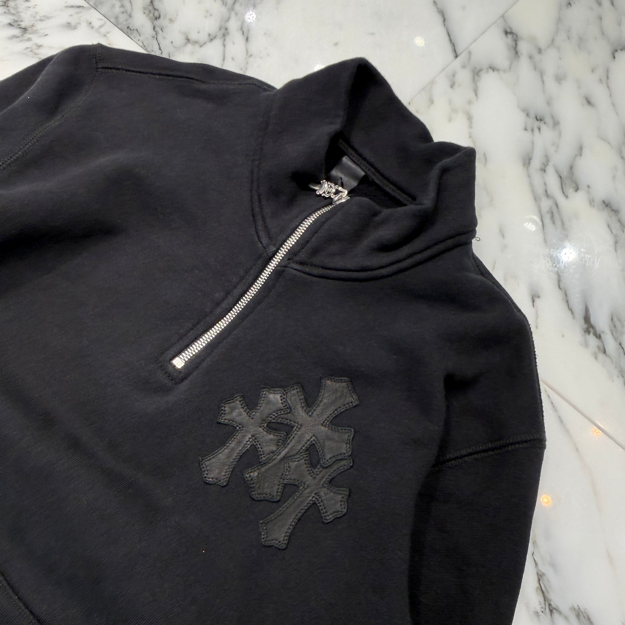 CHROME HEARTS Y NOT Cemetery Cross Leather Patch Half Zip Sweatshirt Size S クロムハーツ ワイノット セメタリークロス レザーパッチ ハーフジップ スウェットシャツ サイズS