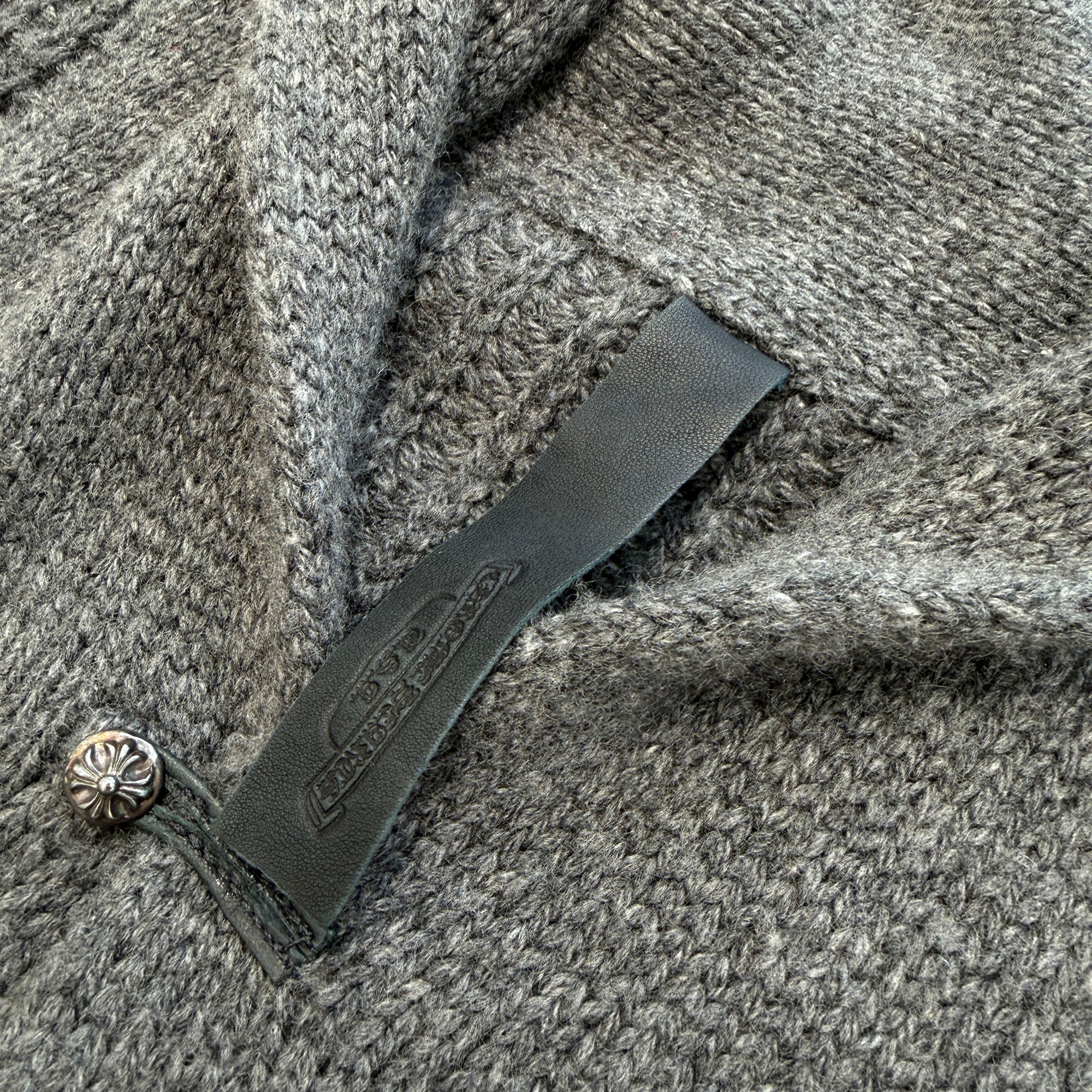 CHROME HEARTS クロムハーツ × COMME des GARCONS CASHMERE CARDIGAN クロスボールボタン カシミア ニットカーディガン レッド KP-N001 CHROME HEARTS × COMME des GARCONS Cross Ball Button Cashmere Knit