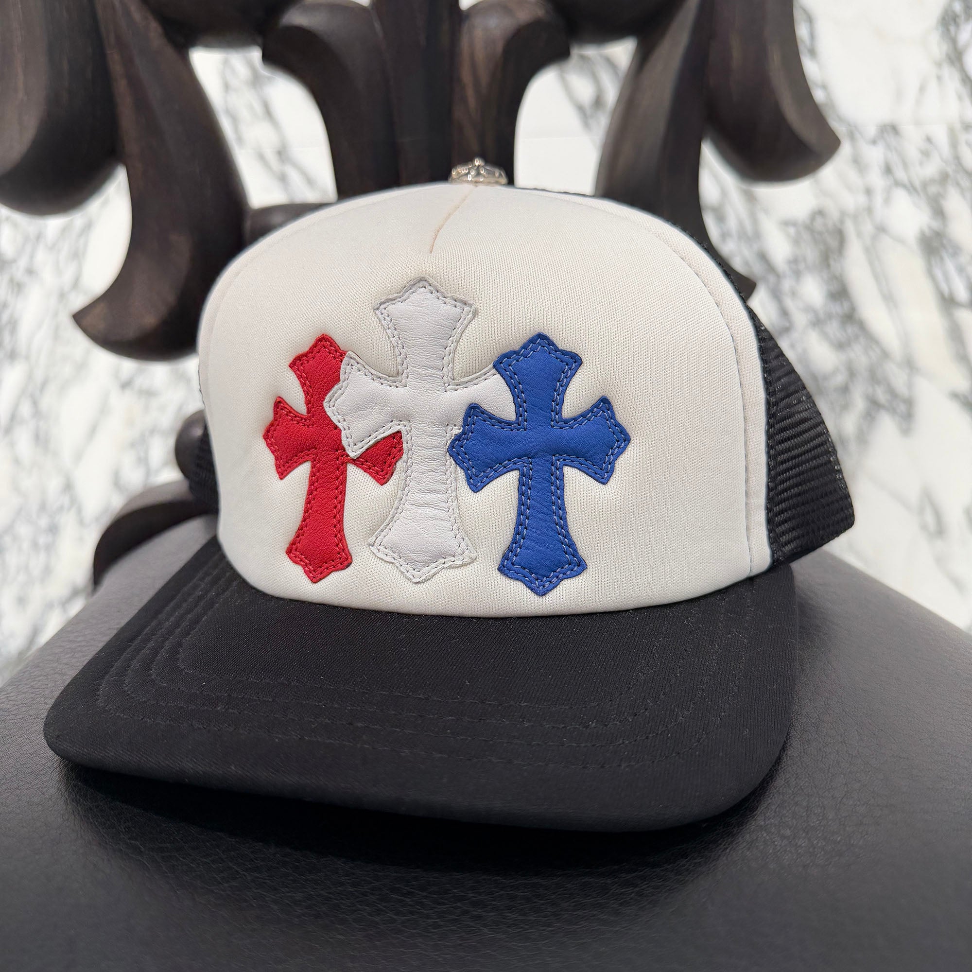 CHROME HEARTS Tricolor Triple Cross Patch Trucker Cap ONE SIZE (51-61) クロムハーツ トリコロール トリプルクロスパッチ トラッカーキャップ ONE SIZE (51-61)