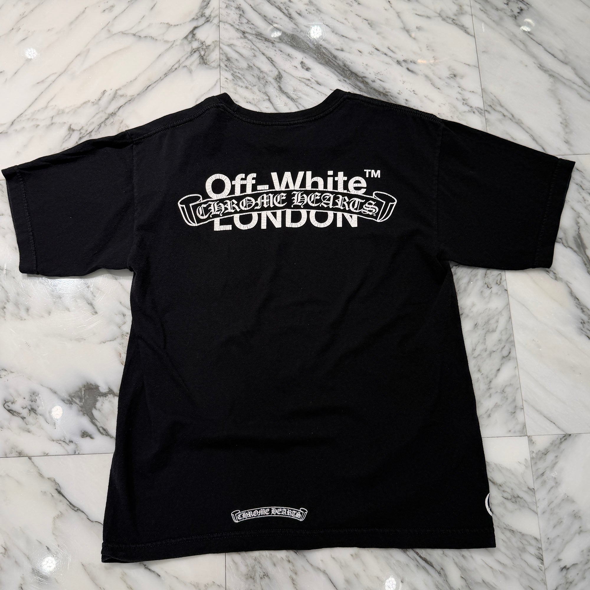 CHROME HEARTS × OFF-WHITE LONDON Limited Scroll Logo Tee Size M クロムハーツ×オフホワイト ロンドン限定 スクロールロゴ Tシャツ サイズM