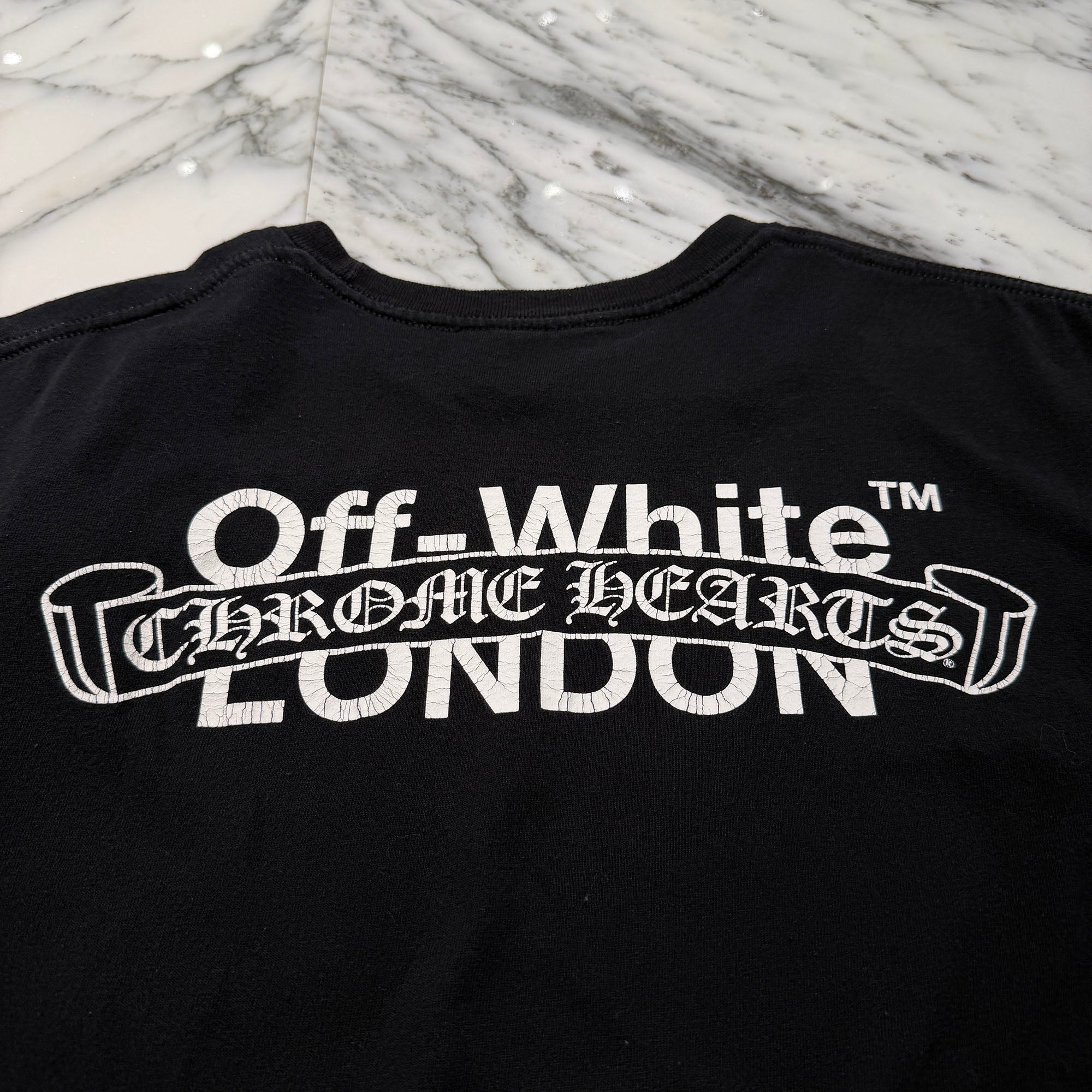 CHROME HEARTS × OFF-WHITE LONDON Limited Scroll Logo Tee Size M クロムハーツ×オフホワイト ロンドン限定 スクロールロゴ Tシャツ サイズM
