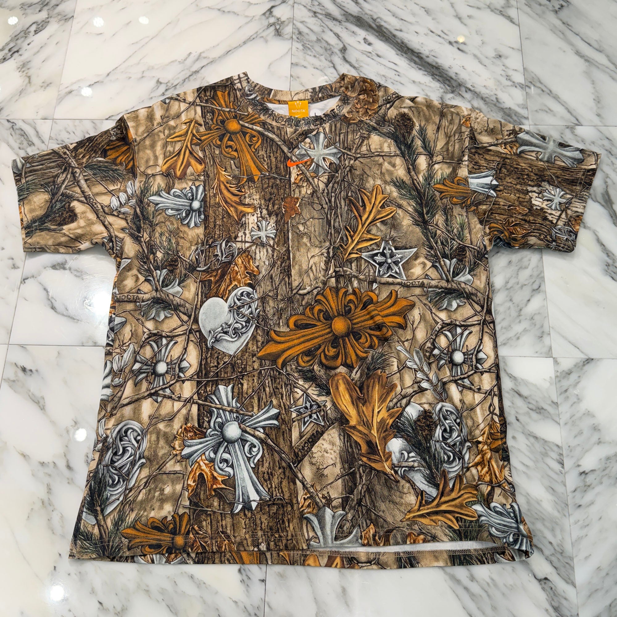 CHROME HEARTS × NIKE × Drake NOCTA 2026SS Camo Neck Logo Tee Size L クロムハーツ×ナイキ×ドレイク ノクタ カモネックロゴ Tシャツ サイズL