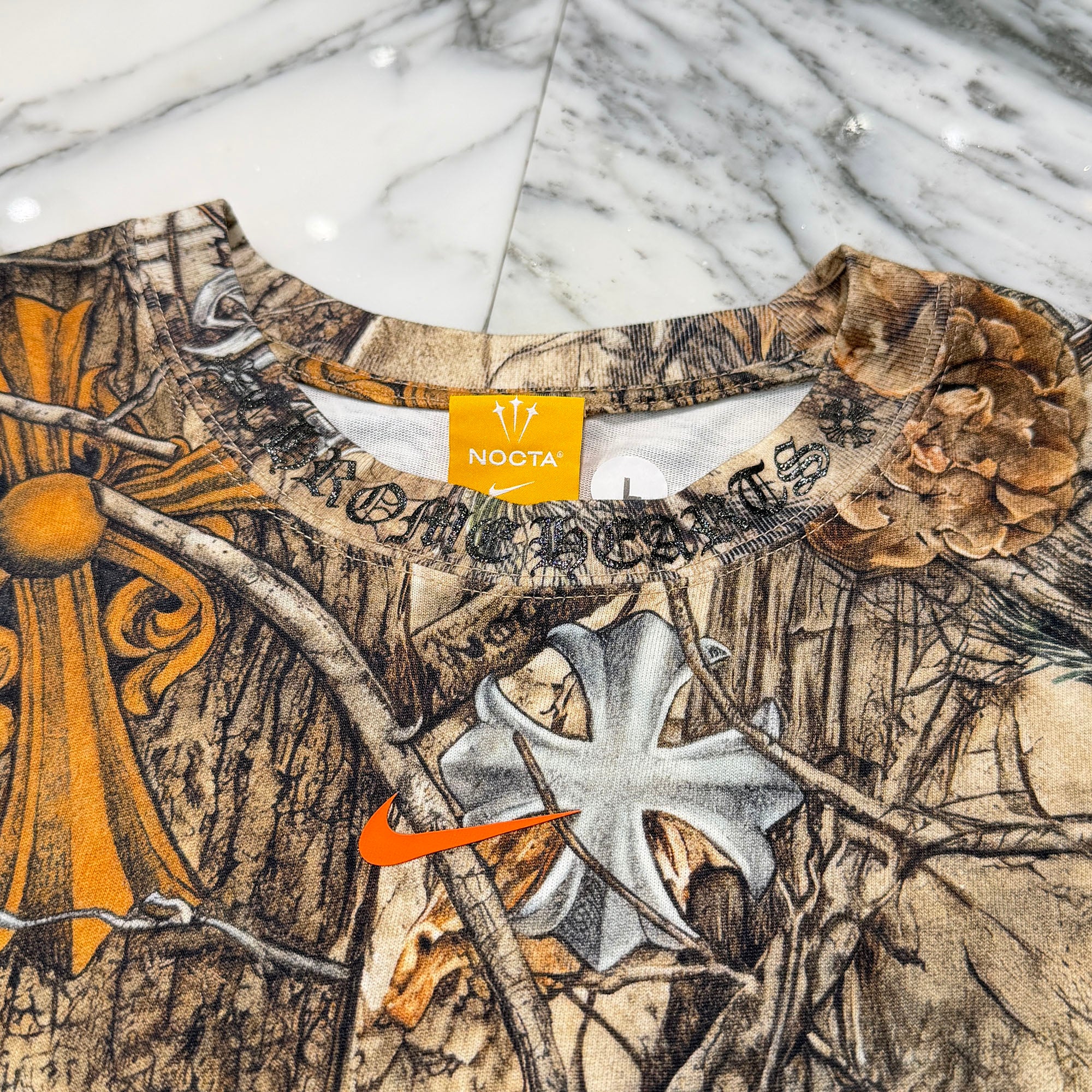 CHROME HEARTS × NIKE × Drake NOCTA 2026SS Camo Neck Logo Tee Size L クロムハーツ×ナイキ×ドレイク ノクタ カモネックロゴ Tシャツ サイズL