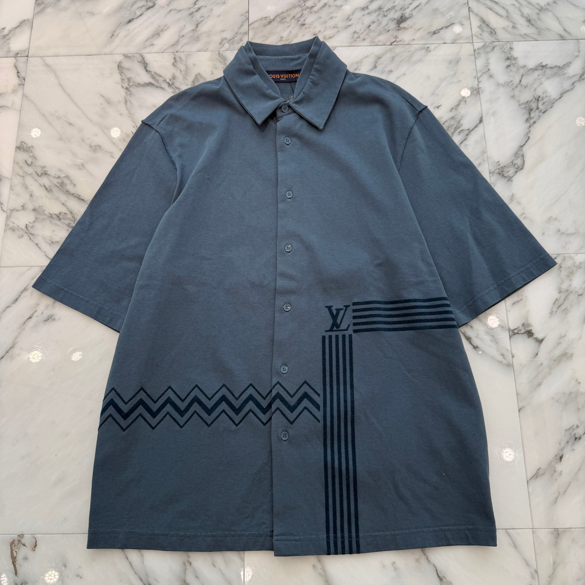 LOUIS VUITTON 2022AW Karakoram Flock Print Jersey Shirt 1AA4WX Size M ルイヴィトン カラコラムフロックプリントジャージーシャツ 半袖 ロゴ フロッキープリント ブルーグレー サイズM