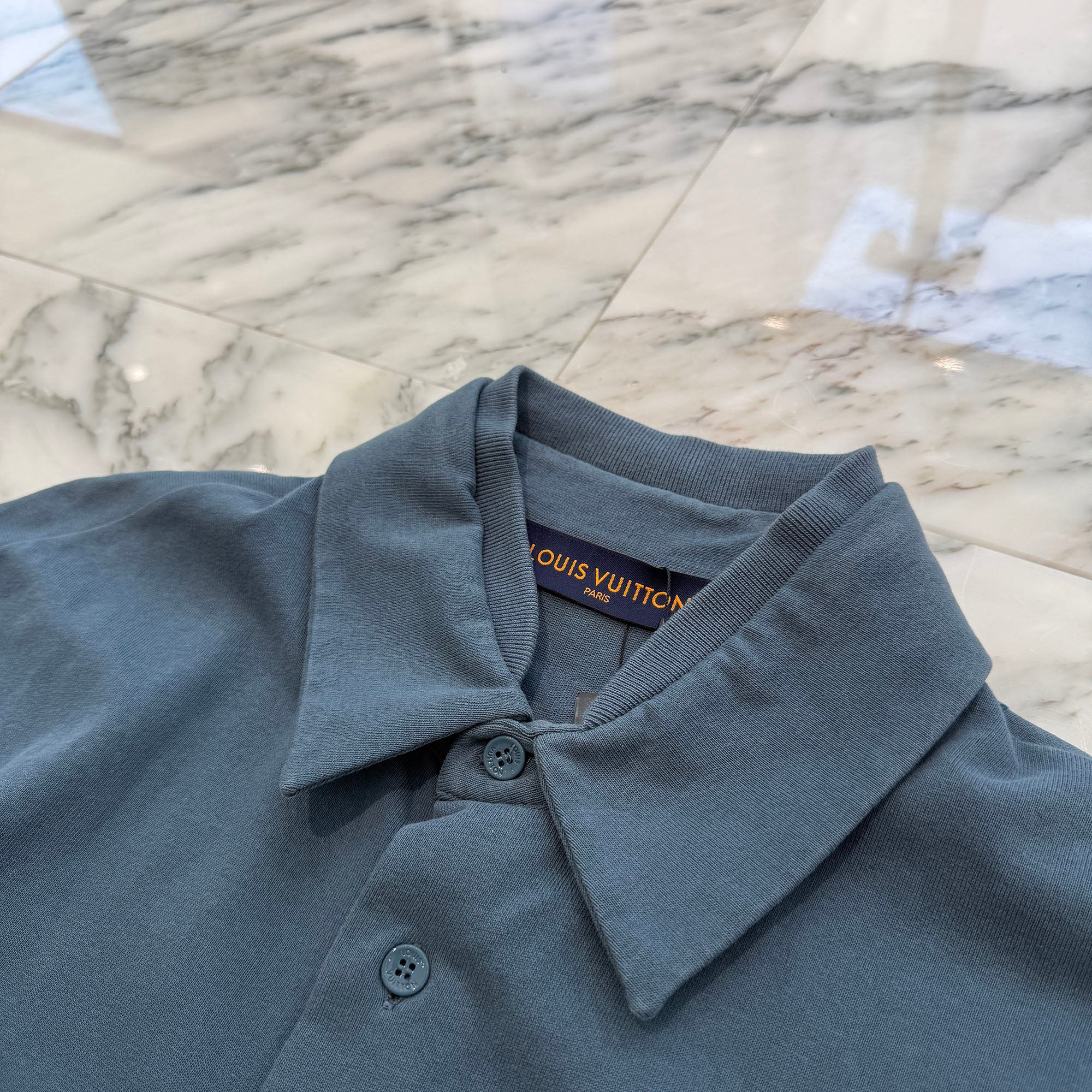 LOUIS VUITTON 2022AW Karakoram Flock Print Jersey Shirt 1AA4WX Size M ルイヴィトン カラコラムフロックプリントジャージーシャツ 半袖 ロゴ フロッキープリント ブルーグレー サイズM