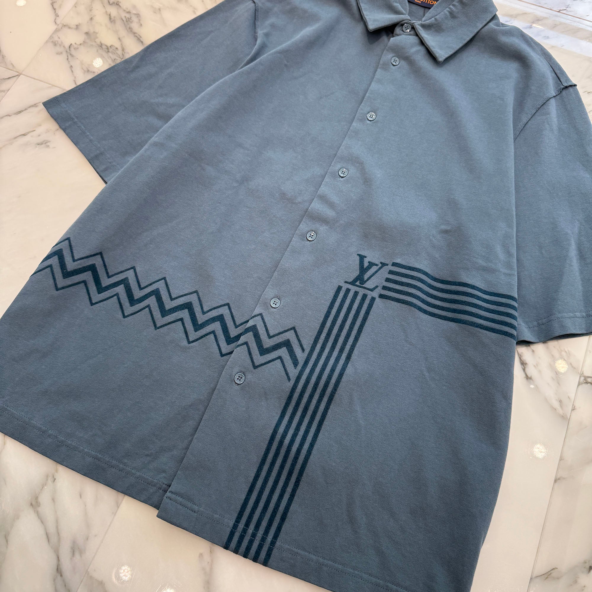 LOUIS VUITTON 2022AW Karakoram Flock Print Jersey Shirt 1AA4WX Size M ルイヴィトン カラコラムフロックプリントジャージーシャツ 半袖 ロゴ フロッキープリント ブルーグレー サイズM