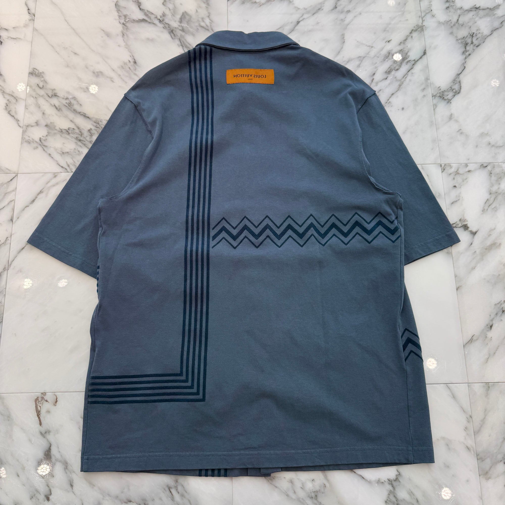 LOUIS VUITTON 2022AW Karakoram Flock Print Jersey Shirt 1AA4WX Size M ルイヴィトン カラコラムフロックプリントジャージーシャツ 半袖 ロゴ フロッキープリント ブルーグレー サイズM