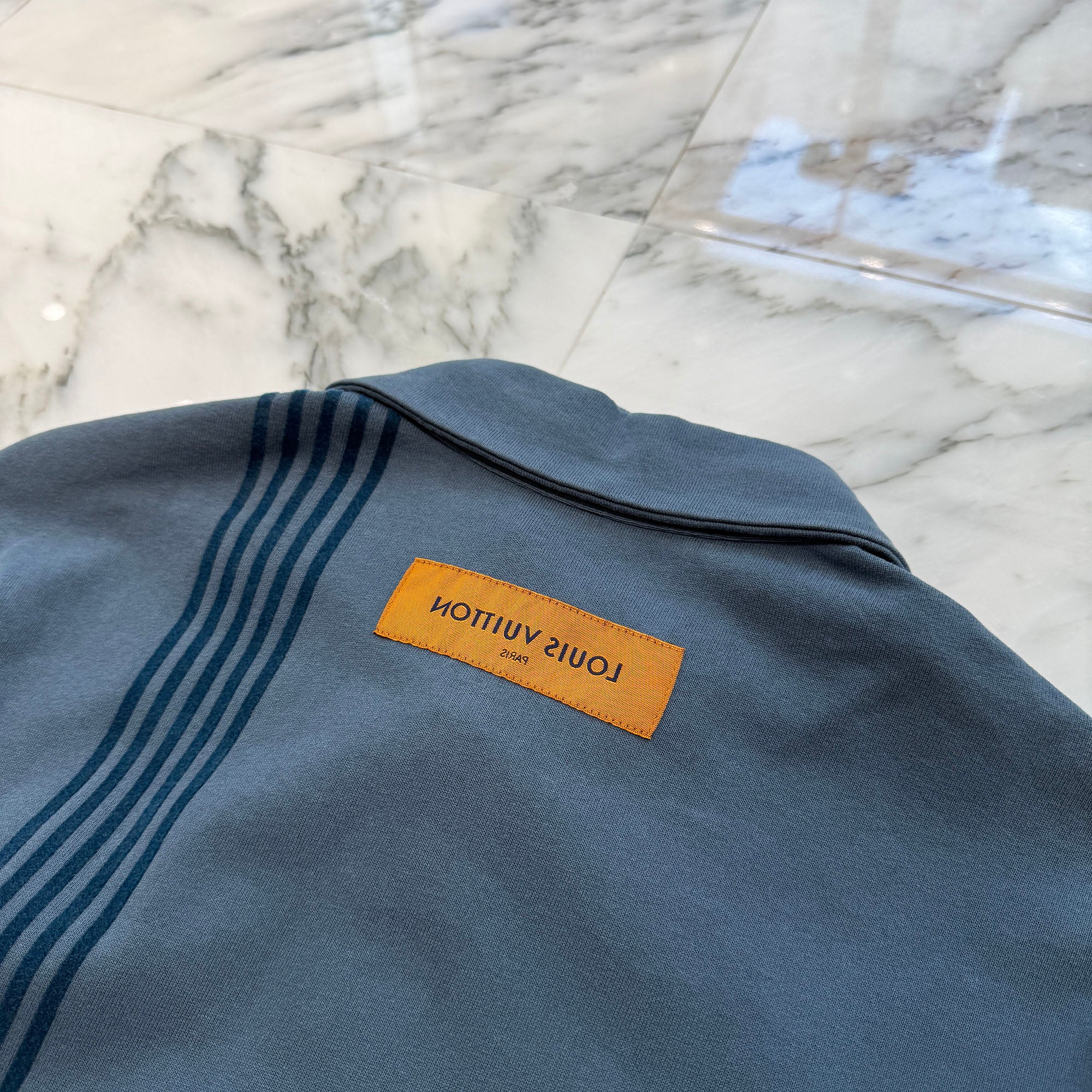 LOUIS VUITTON 2022AW Karakoram Flock Print Jersey Shirt 1AA4WX Size M ルイヴィトン カラコラムフロックプリントジャージーシャツ 半袖 ロゴ フロッキープリント ブルーグレー サイズM