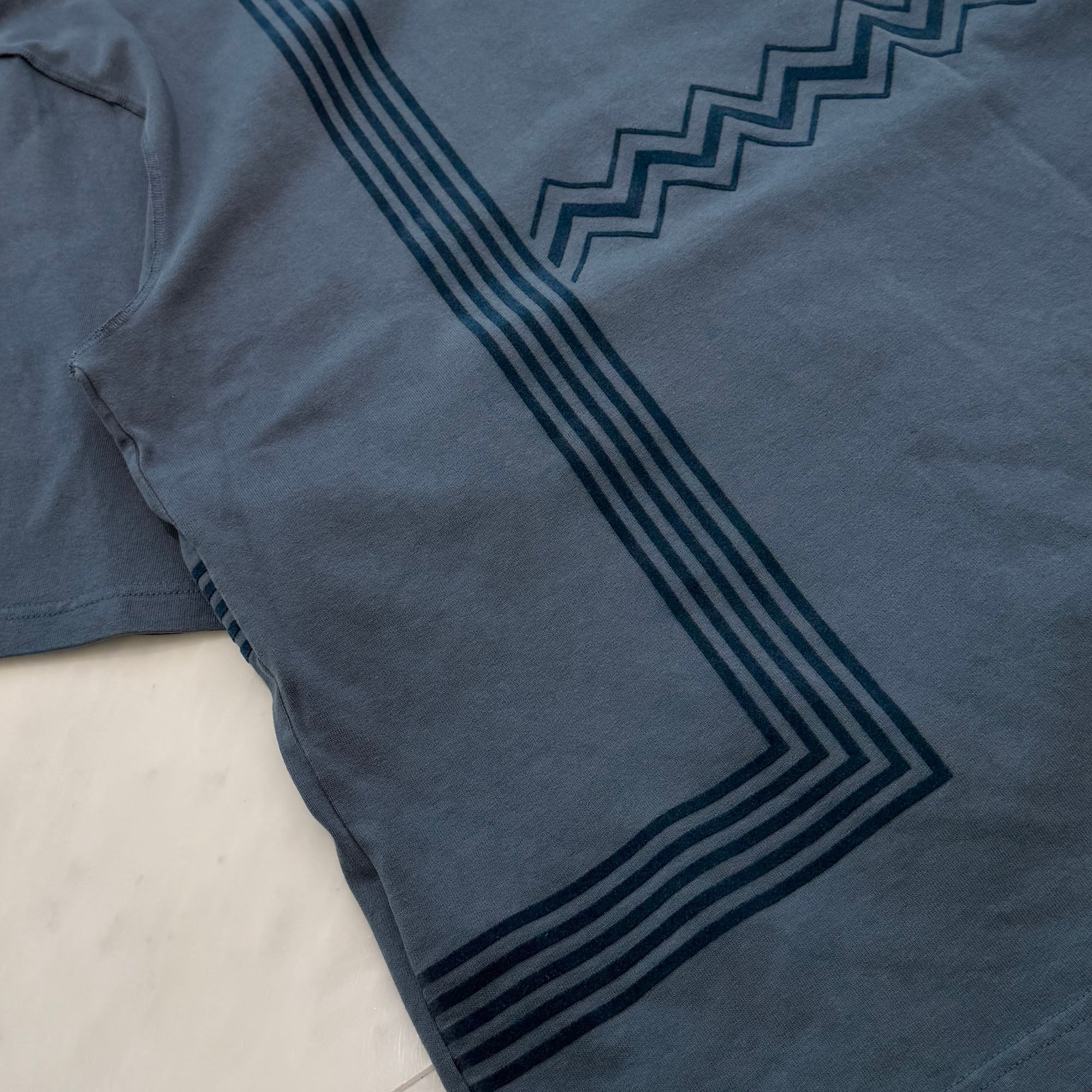 LOUIS VUITTON 2022AW Karakoram Flock Print Jersey Shirt 1AA4WX Size M ルイヴィトン カラコラムフロックプリントジャージーシャツ 半袖 ロゴ フロッキープリント ブルーグレー サイズM