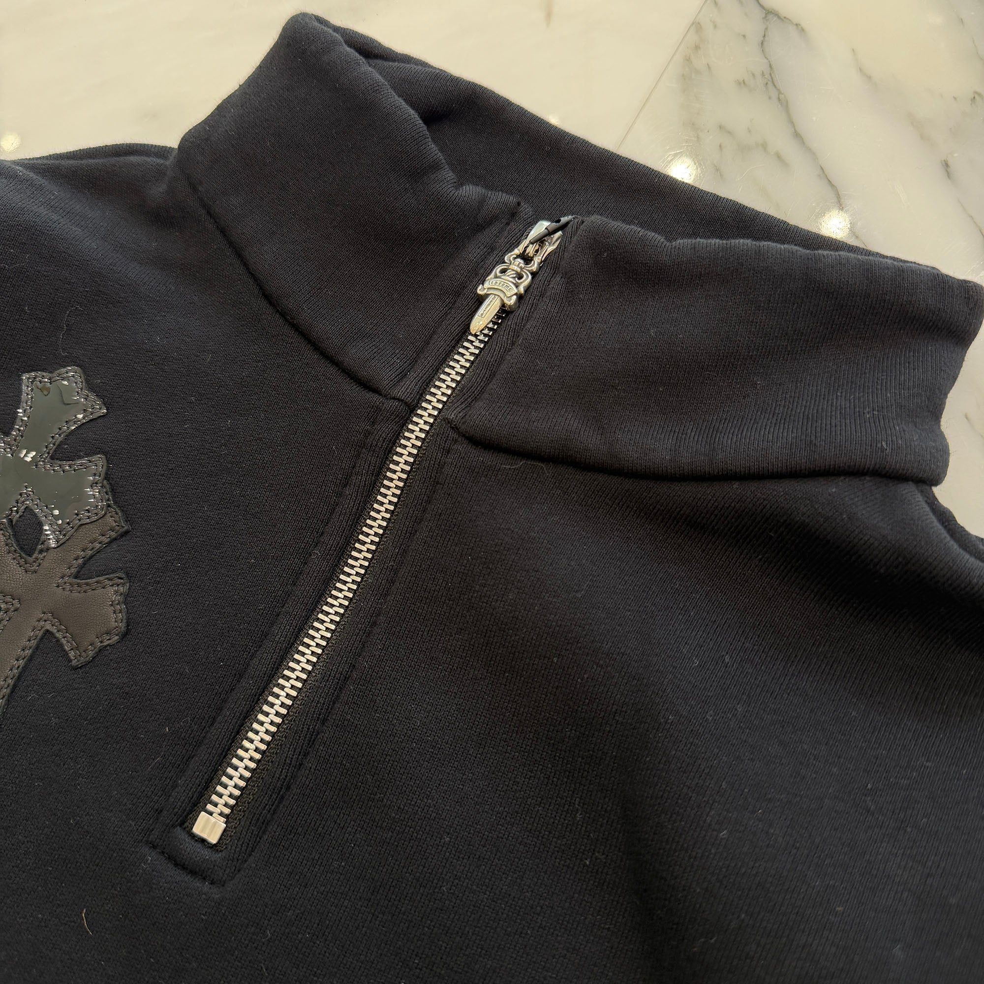 CHROME HEARTS Y NOT Multi Leather Cross Patch Half Zip Sweatshirt Size M クロムハーツ ワイノット マルチレザークロスパッチ ハーフジップ スウェットシャツ サイズM