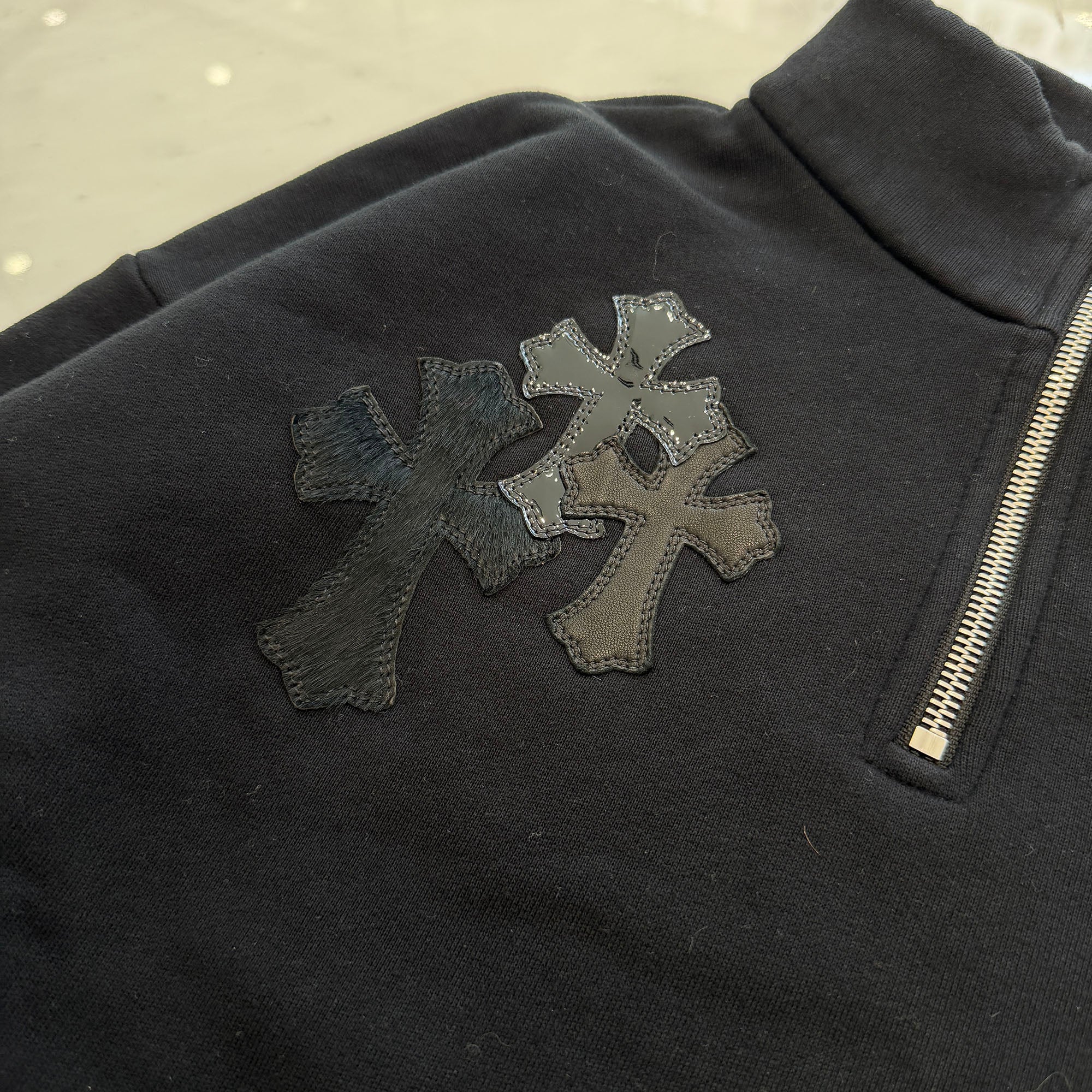 CHROME HEARTS Y NOT Multi Leather Cross Patch Half Zip Sweatshirt Size M クロムハーツ ワイノット マルチレザークロスパッチ ハーフジップ スウェットシャツ サイズM