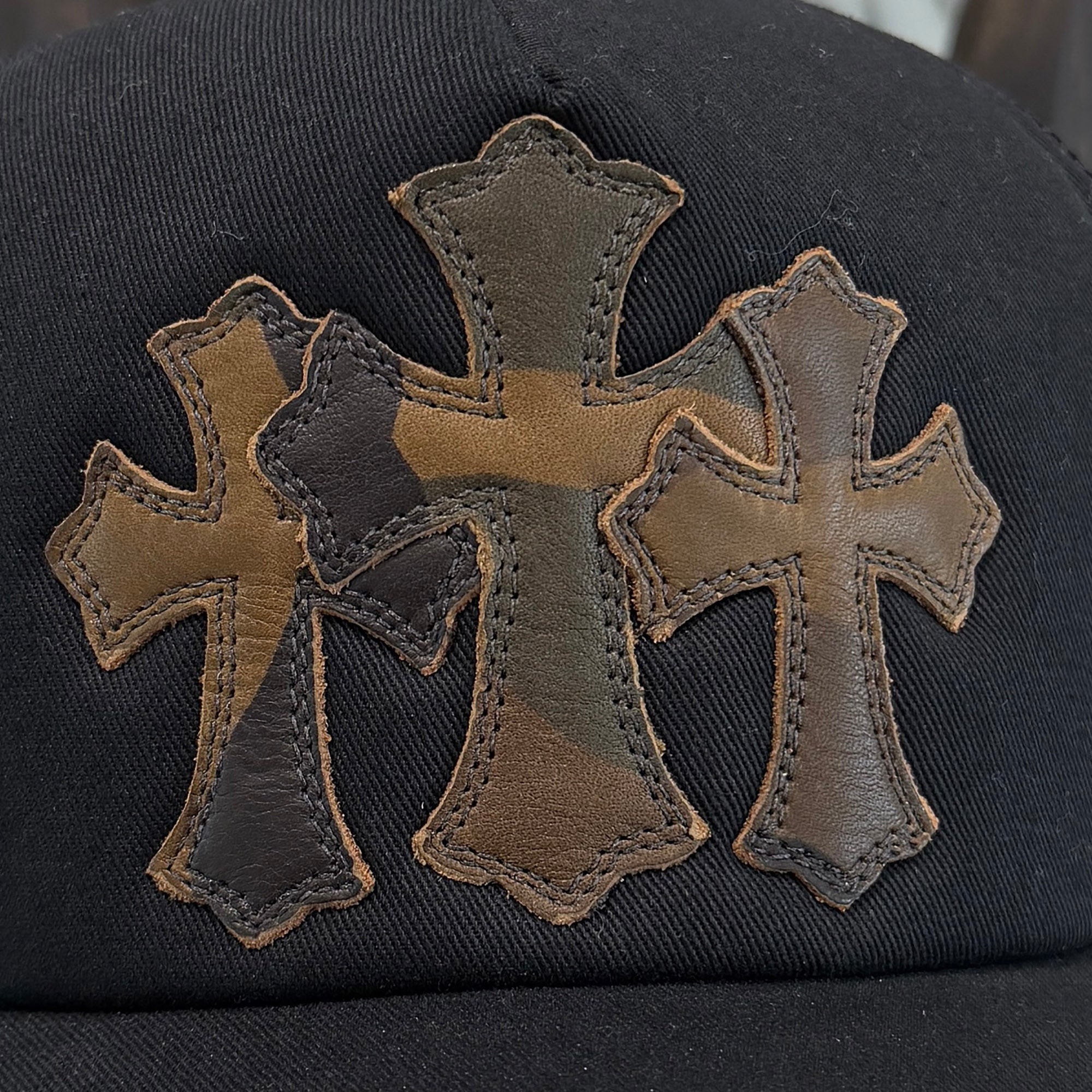 CHROME HEARTS Camo Triple Cross Leather Patch Trucker Cap ONE SIZE (51-61) クロムハーツ カモ トリプルクロス レザーパッチ トラッカーキャップ サイズONE SIZE (51-61)