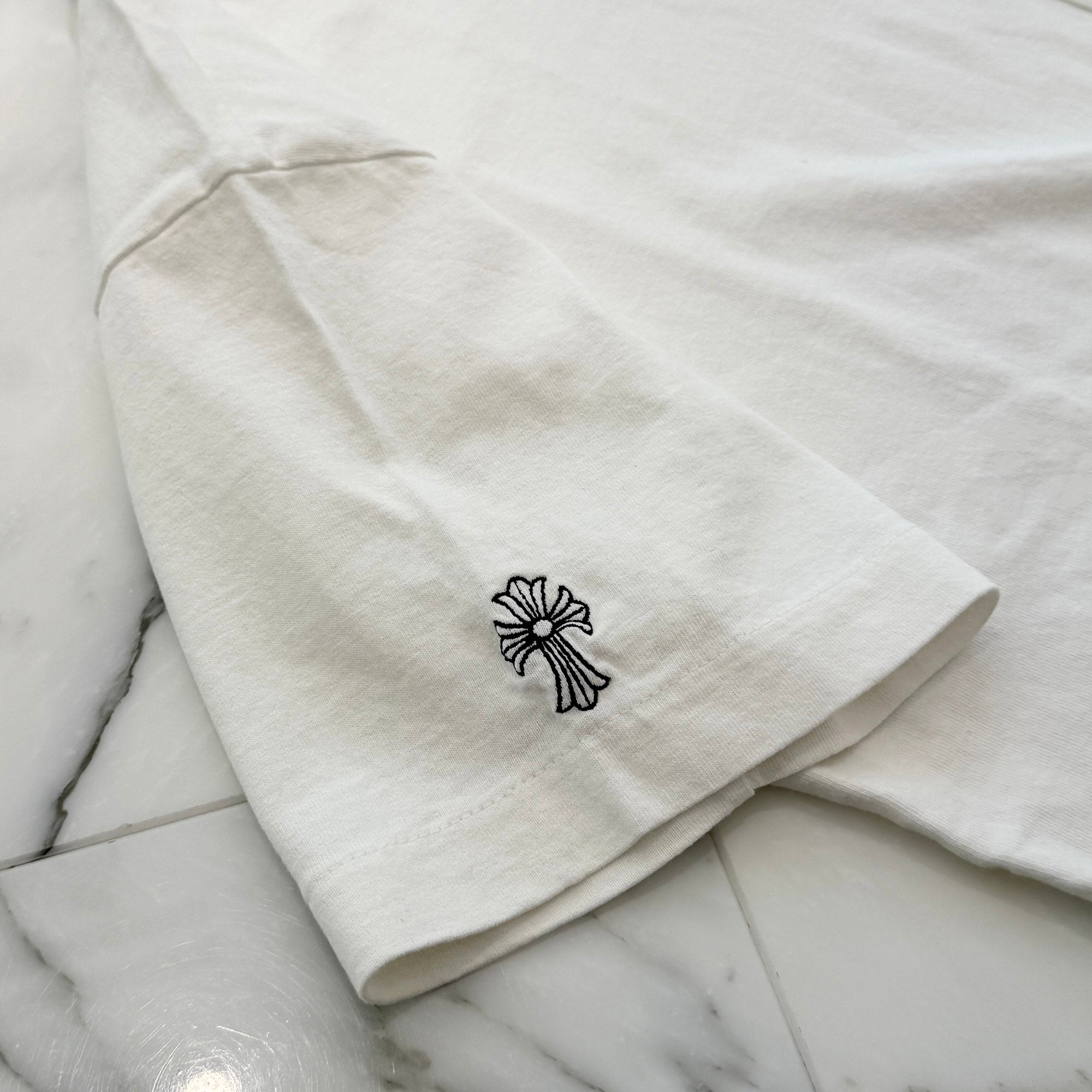 CHROME HEARTS Y NOT Vertical Logo Cross Embroidery Tee Size M クロムハーツ ワイノット バーティカルロゴ クロス刺繍 Tシャツ サイズM