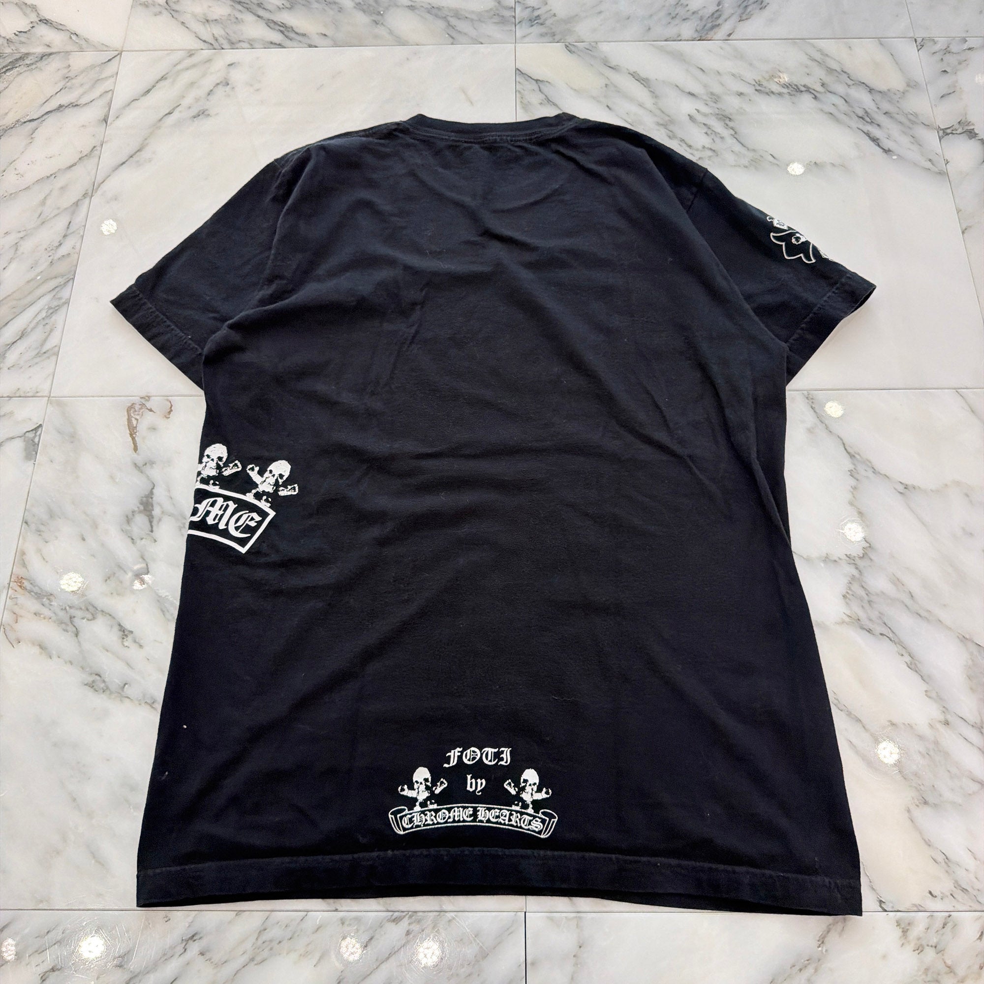 CHROME HEARTS FOTI Harris Teeter Print T Bar Logo Tee Size M クロムハーツ フォティ・ハリスティーター プリント Tバ－ ロゴTシャツ サイズM
