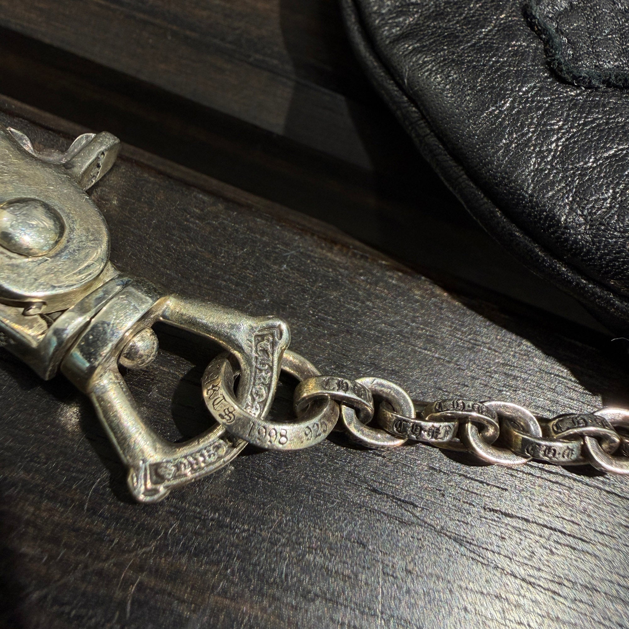 CHROME HEARTS 1 CLIP Paper Chain Triple Cross Leather Patch Coin