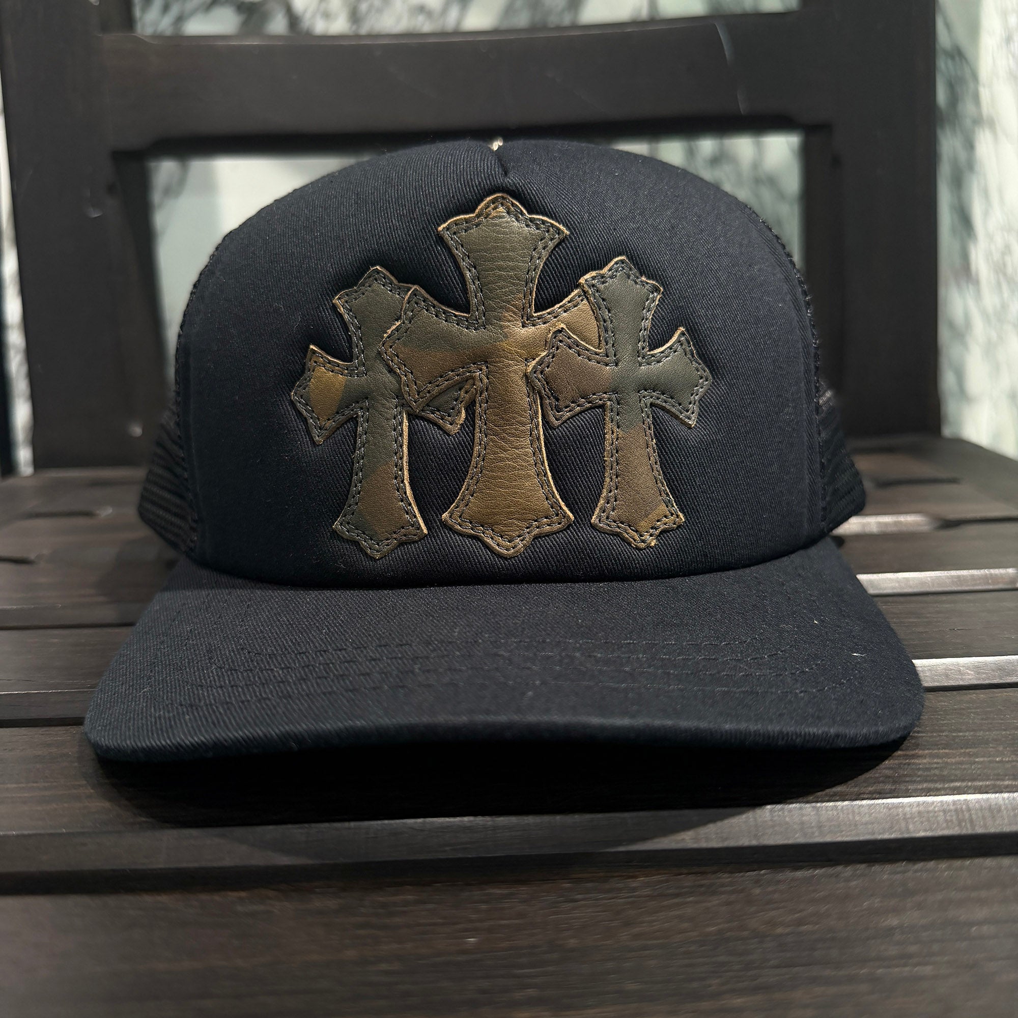 CHROME HEARTS Camo Triple Cross Leather Patch Trucker Cap ONE SIZE (51-61) クロムハーツ カモ トリプルクロス レザーパッチ トラッカーキャップ サイズONE SIZE (51-61)