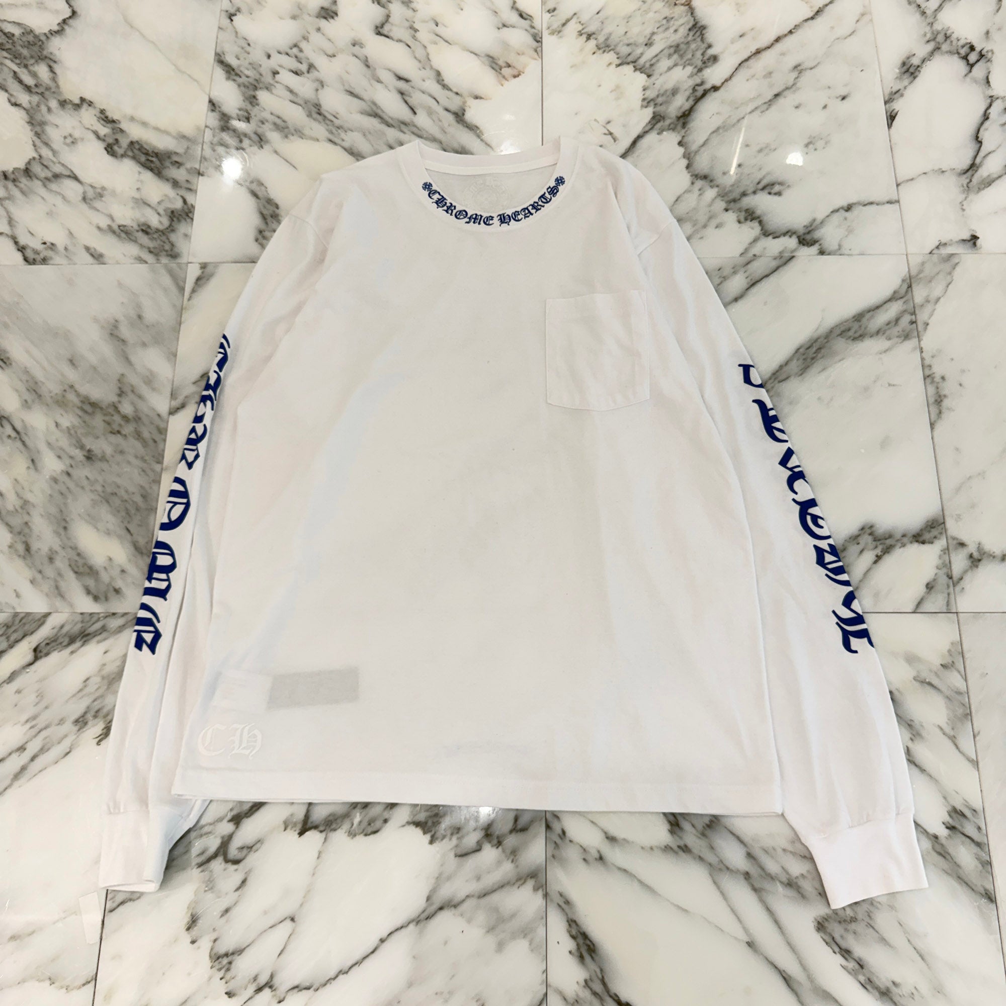 CHROME HEARTS Old English Neck Logo Long Sleeve Tee Size L クロムハーツ オールドイングリッシュ ネックロゴ ネオンブルー ロングスリーブ Tシャツ 長袖カットソー ロンT 胸ポケット 袖ロゴ ホワイト×ブルー サイズL