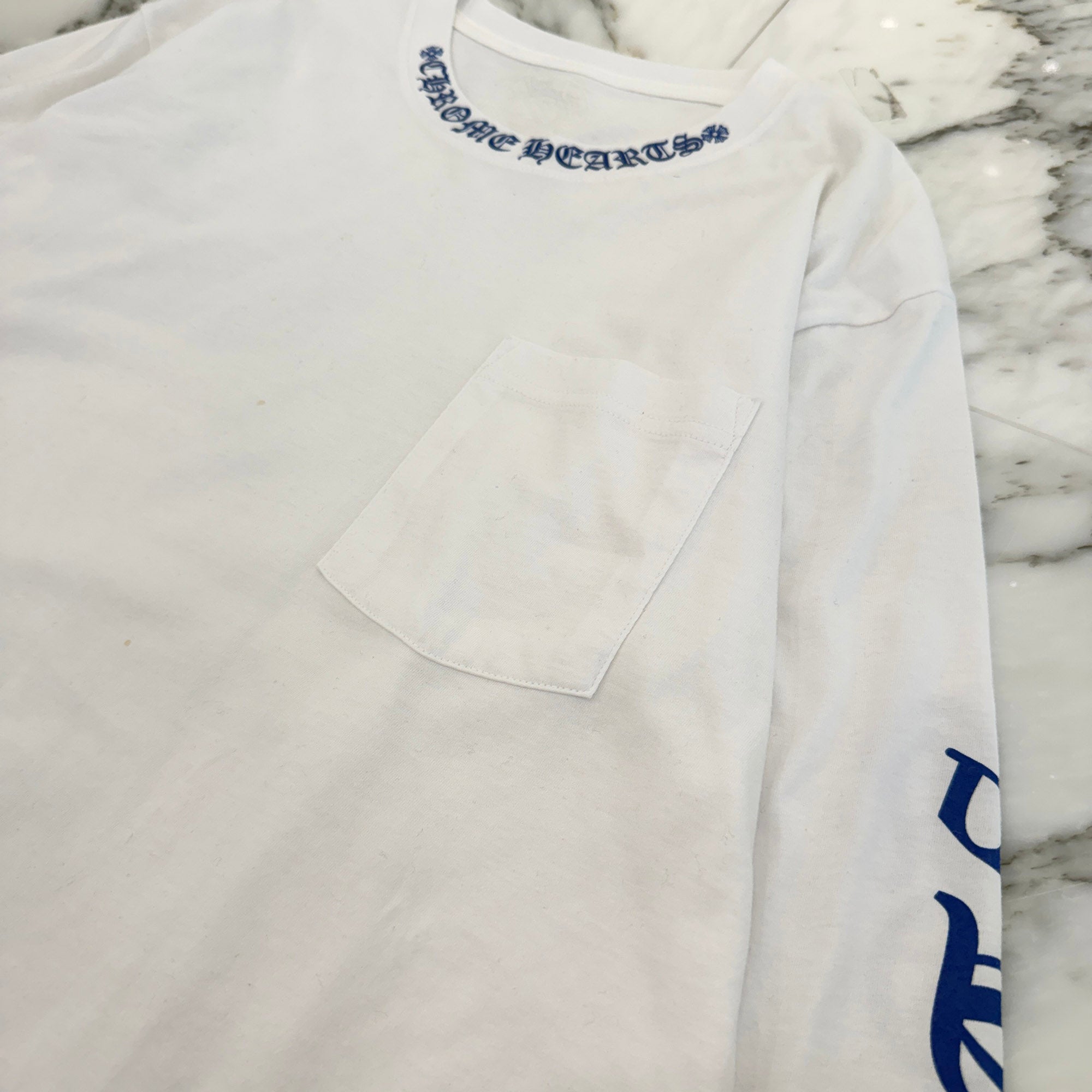 CHROME HEARTS Old English Neck Logo Long Sleeve Tee Size L クロムハーツ オールドイングリッシュ ネックロゴ ネオンブルー ロングスリーブ Tシャツ 長袖カットソー ロンT 胸ポケット 袖ロゴ ホワイト×ブルー サイズL