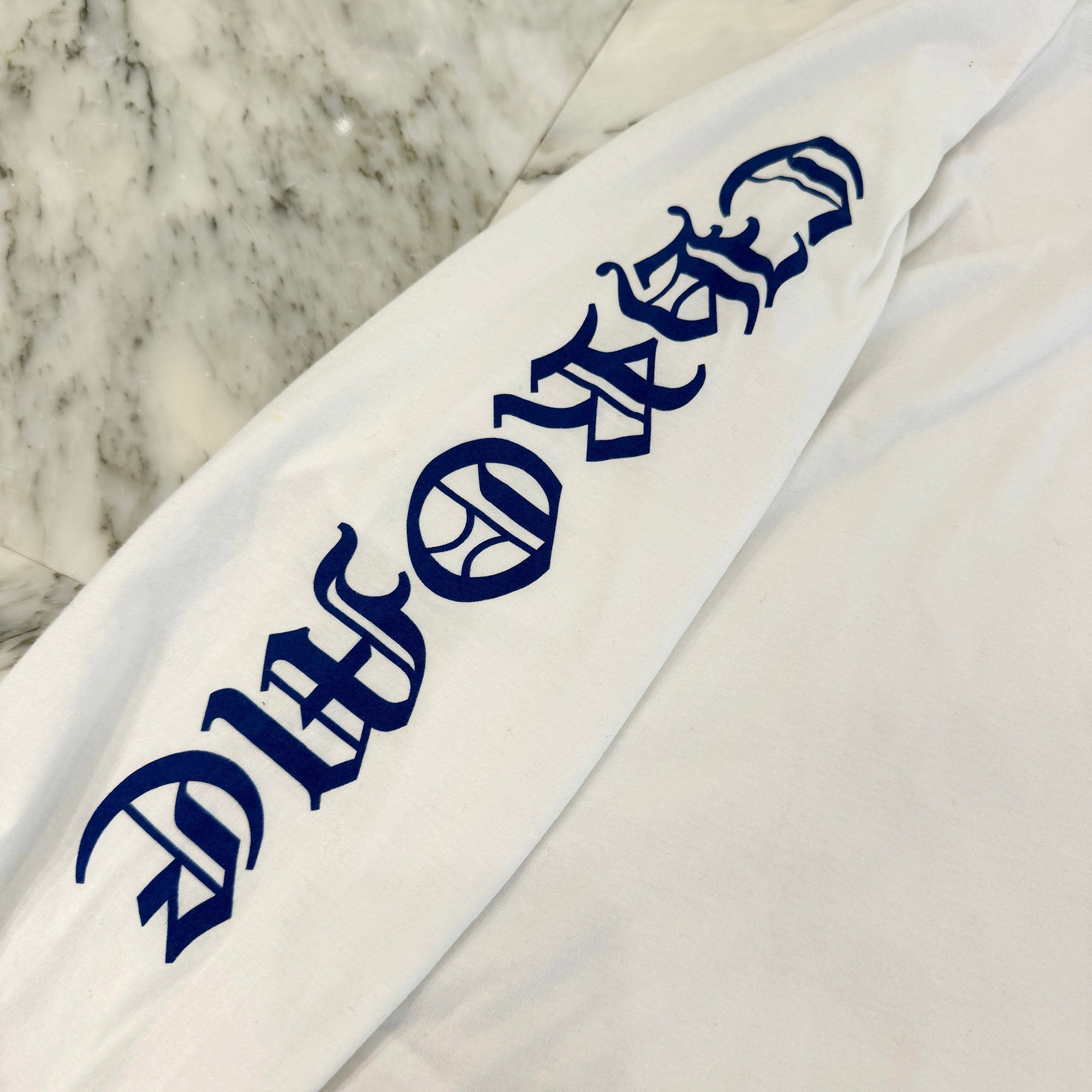 CHROME HEARTS Old English Neck Logo Long Sleeve Tee Size L クロムハーツ オールドイングリッシュ ネックロゴ ネオンブルー ロングスリーブ Tシャツ 長袖カットソー ロンT 胸ポケット 袖ロゴ ホワイト×ブルー サイズL