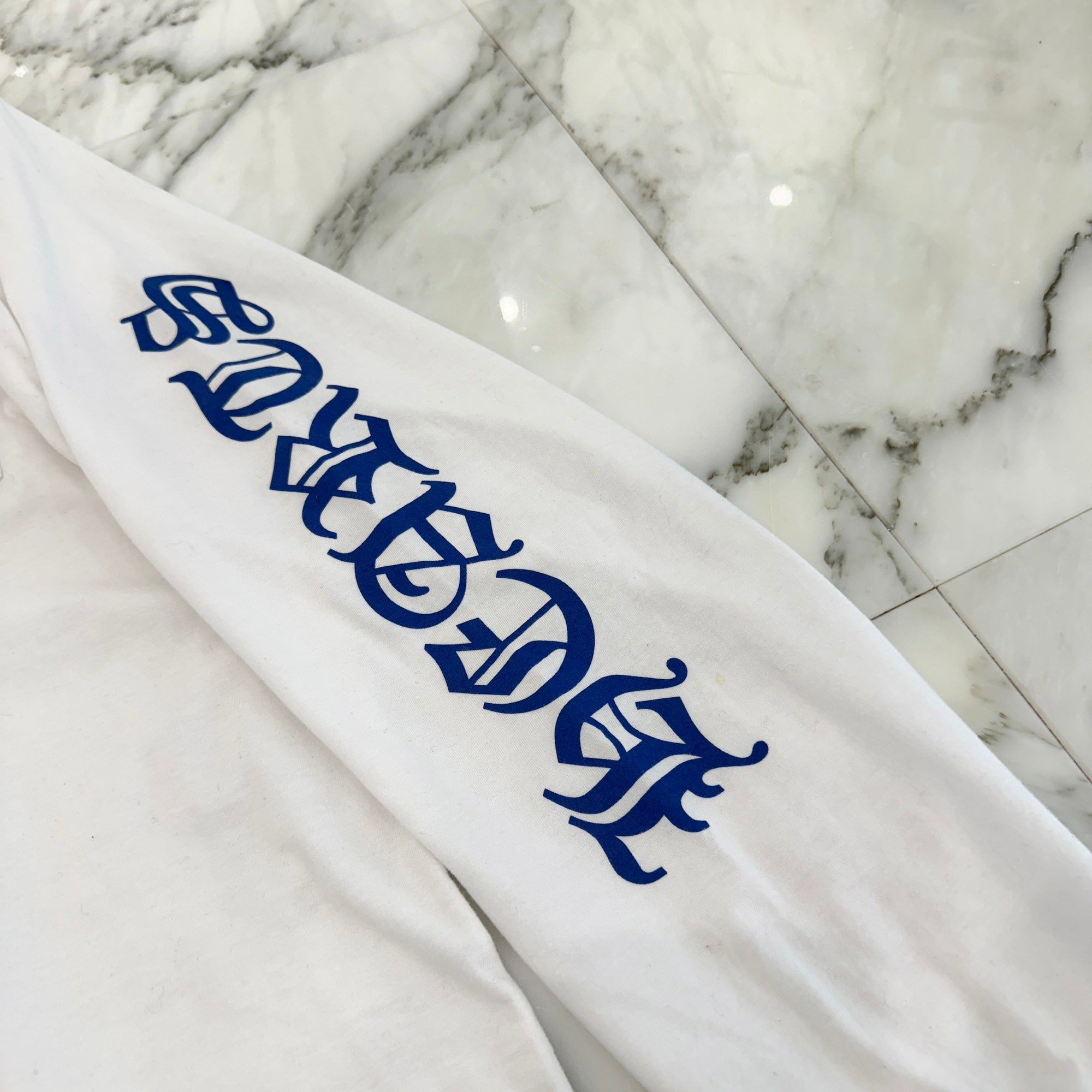 CHROME HEARTS Old English Neck Logo Long Sleeve Tee Size L クロムハーツ オールドイングリッシュ ネックロゴ ネオンブルー ロングスリーブ Tシャツ 長袖カットソー ロンT 胸ポケット 袖ロゴ ホワイト×ブルー サイズL