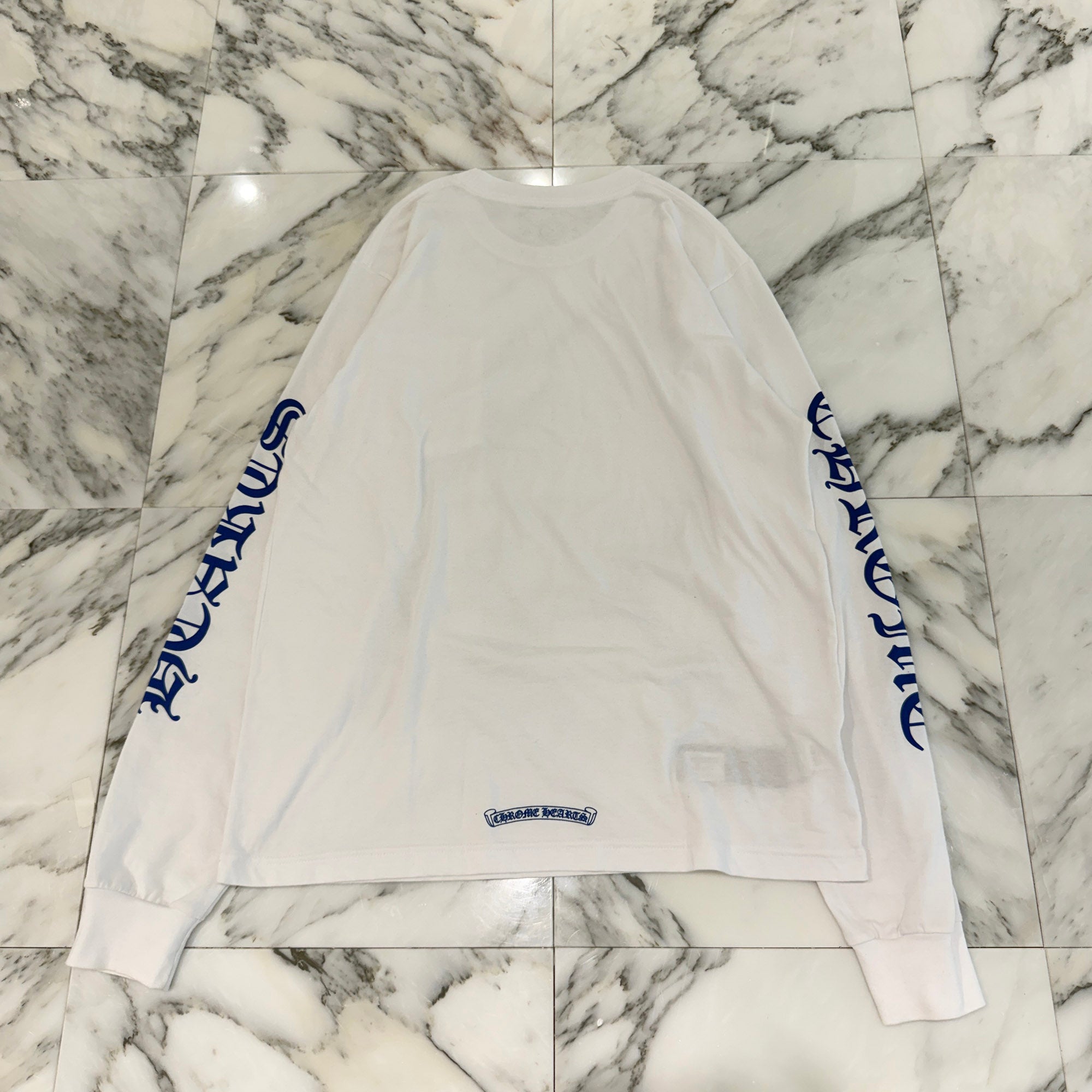 CHROME HEARTS Old English Neck Logo Long Sleeve Tee Size L クロムハーツ オールドイングリッシュ ネックロゴ ネオンブルー ロングスリーブ Tシャツ 長袖カットソー ロンT 胸ポケット 袖ロゴ ホワイト×ブルー サイズL