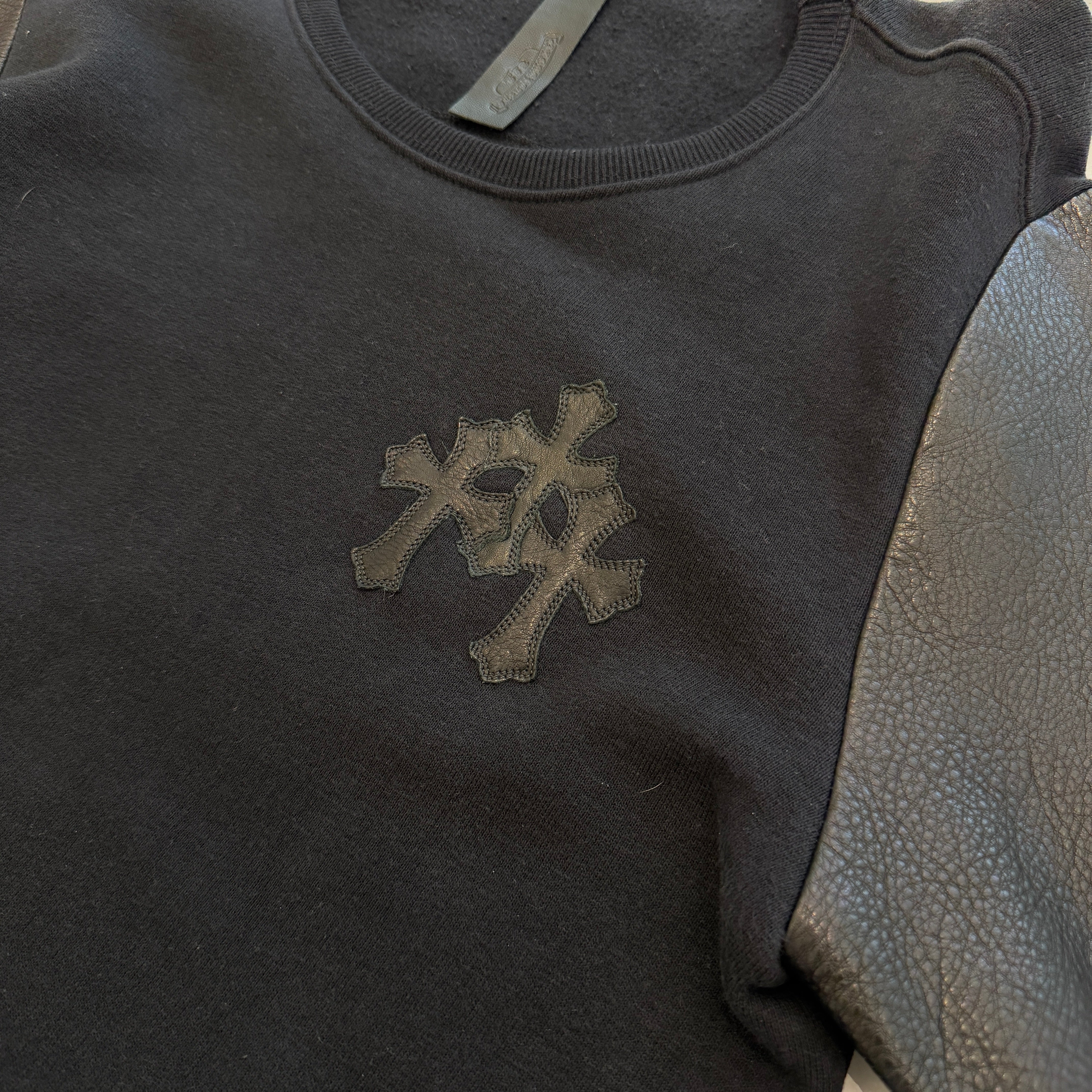 CHROME HEARTS Y NOT Cemetery Cross Leather Patch Arm Leather Sweat Shirt Size S クロムハーツ ワイノット セメタリークロス レザーパッチ アームレザー スウェットシャツ サイズS