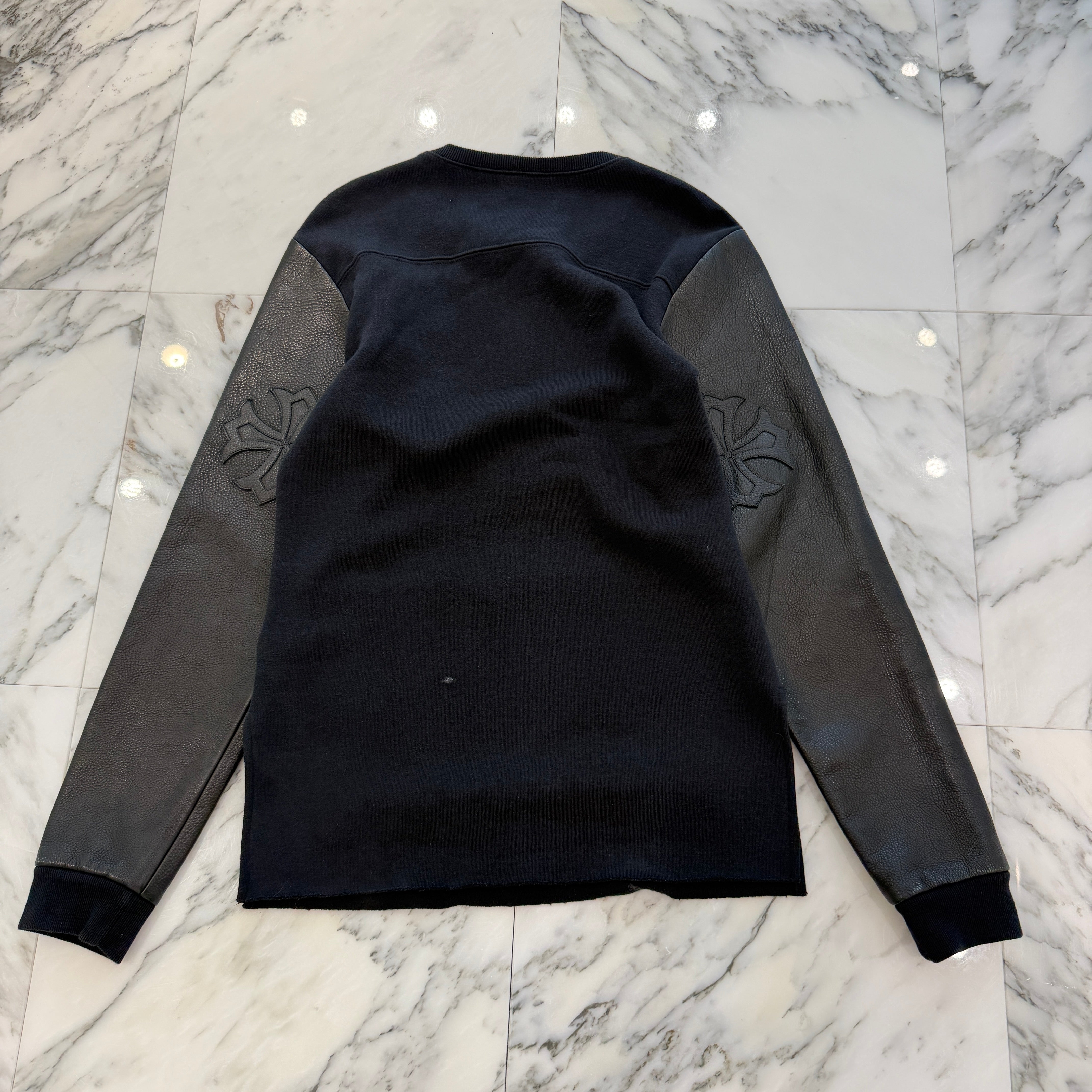 CHROME HEARTS Y NOT Cemetery Cross Leather Patch Arm Leather Sweat Shirt Size S クロムハーツ ワイノット セメタリークロス レザーパッチ アームレザー スウェットシャツ サイズS