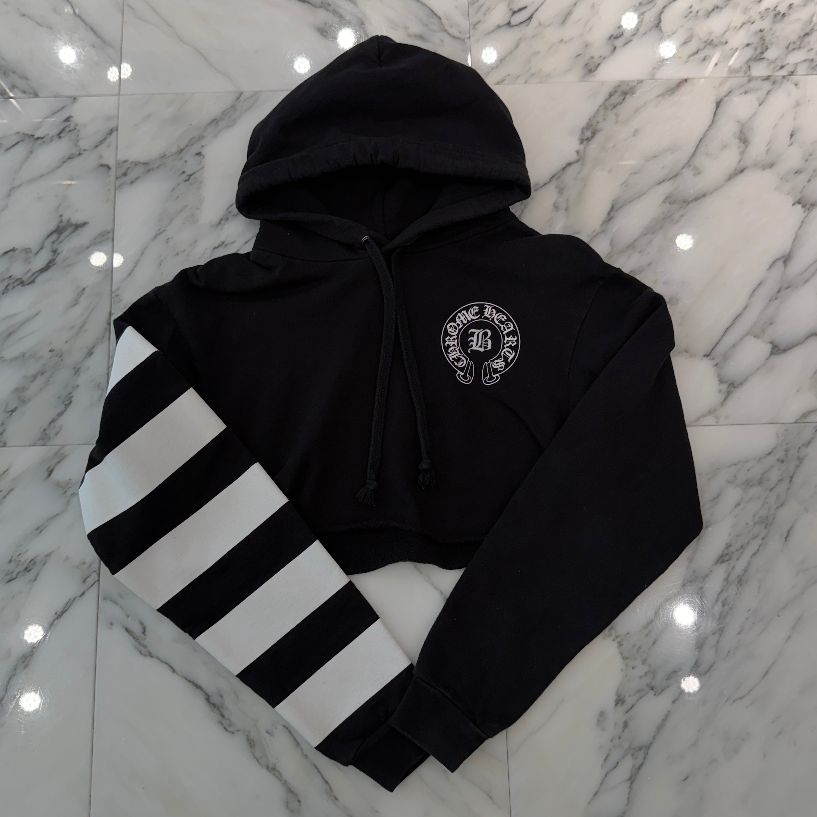 CHROME HEARTS × BELLA HADID Initial Embroidery Horseshoe Pullover Hoodie Size SM/MD (89-92) クロムハーツ × ベラハディッド イニシャル刺繡 ホースシュー プルオーバーフーディー サイズSM/MD (89-92)